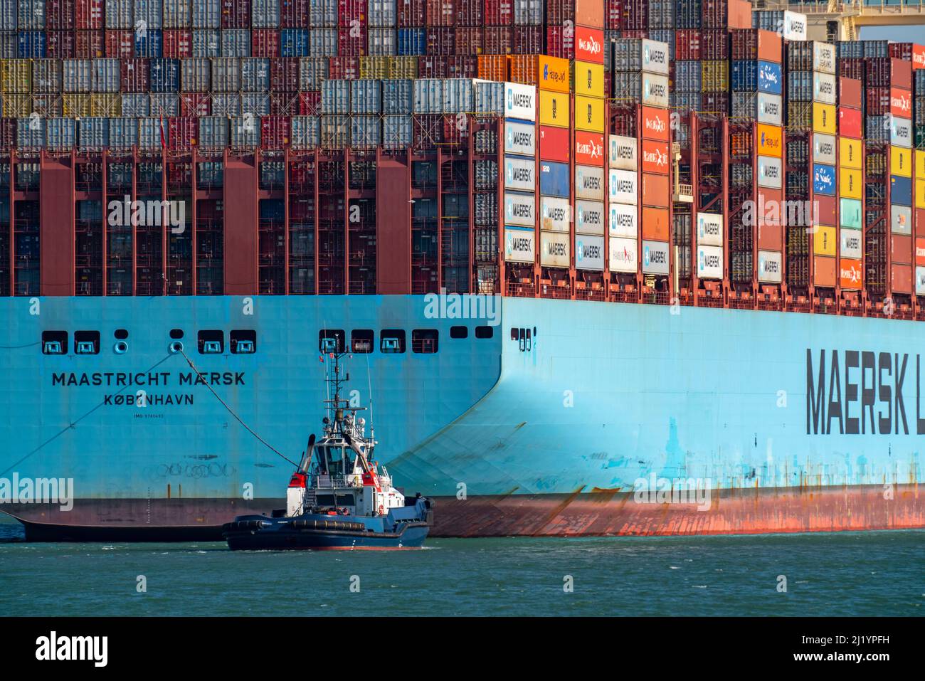 Containerschiff der Reederei Maersk Line, Maastricht Maersk , Verlassen des Hafens, abgeschleppt von zwei Schleppern, Euromax Container Terminal, Container Frachter, Stockfoto