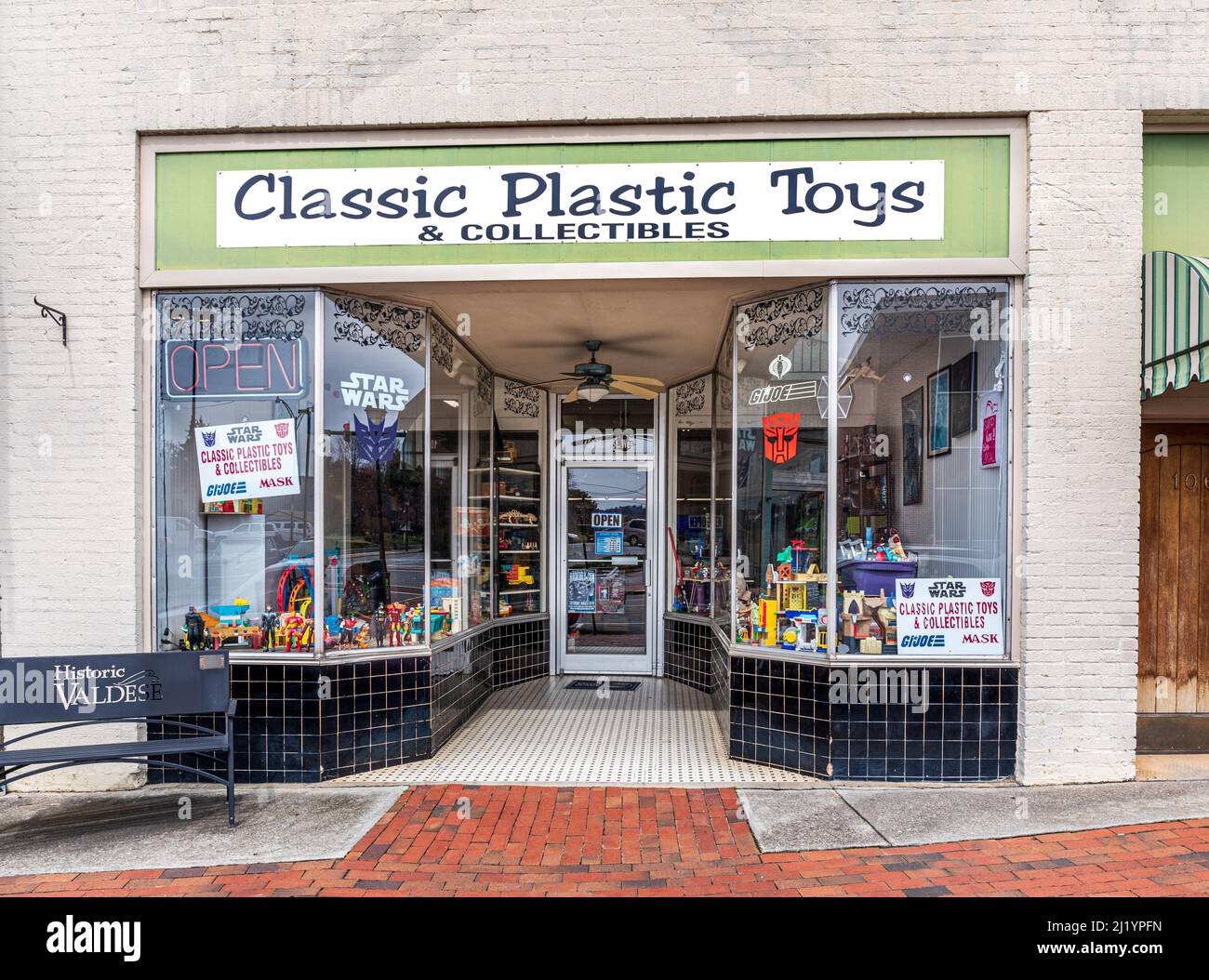 VALDESE, NC, USA-24 MARCH 2022: Classic Plastic Toys & Collectibles, ein Geschäft an der Main Street, mit farbenfrohen Schaufenstern. Stockfoto