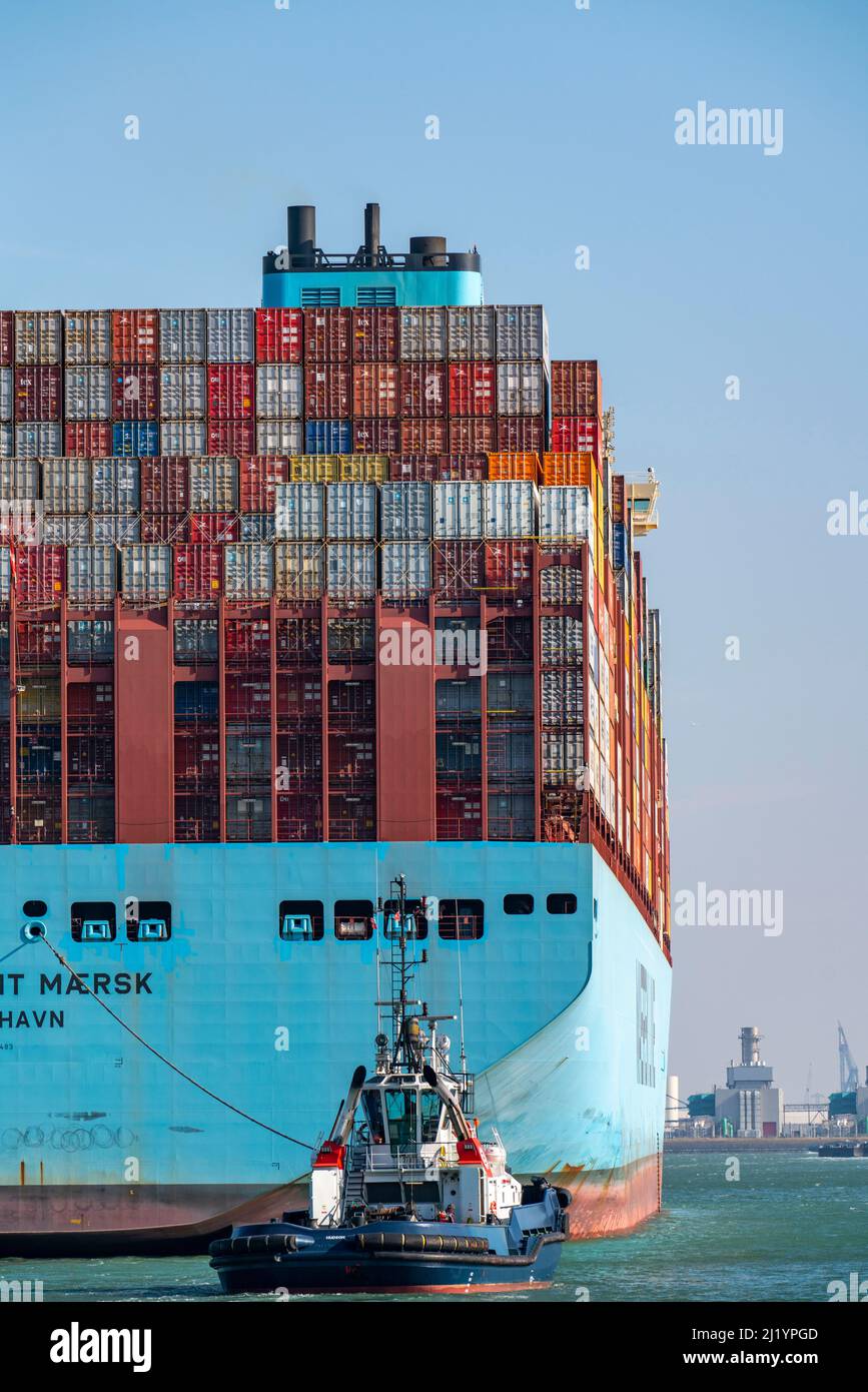 Containerschiff der Reederei Maersk Line, Maastricht Maersk , Verlassen des Hafens, abgeschleppt von zwei Schleppern, Euromax Container Terminal, Container Frachter, Stockfoto