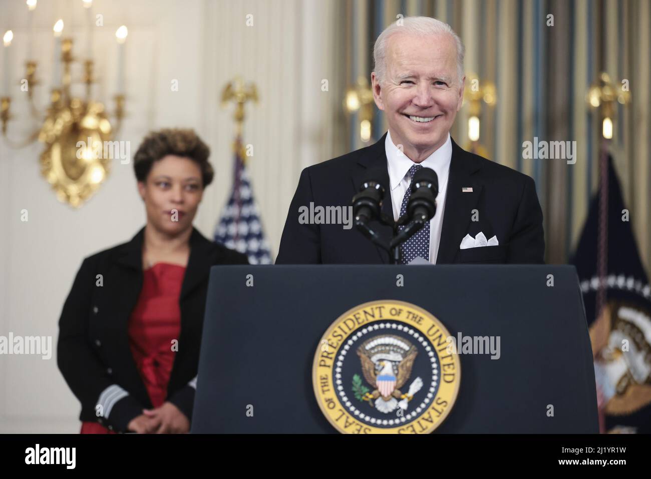 Washington, Usa. 28. März 2022. Präsident Joe Biden kündigt seinen Haushaltsplan für das Haushaltsjahr 2023 an, der plant, die Defizite im Laufe des nächsten Jahrzehnts um mehr als $1 Billionen zu verringern, die Sicherheit im eigenen Land und weltweit zu erhöhen, Und die erforderlichen Investitionen zu tätigen, um am Montag, den 28. März 2022, in Washington, DC ein besseres Amerika aufzubauen. Foto von Oliver Contreras/UPI Credit: UPI/Alamy Live News Stockfoto