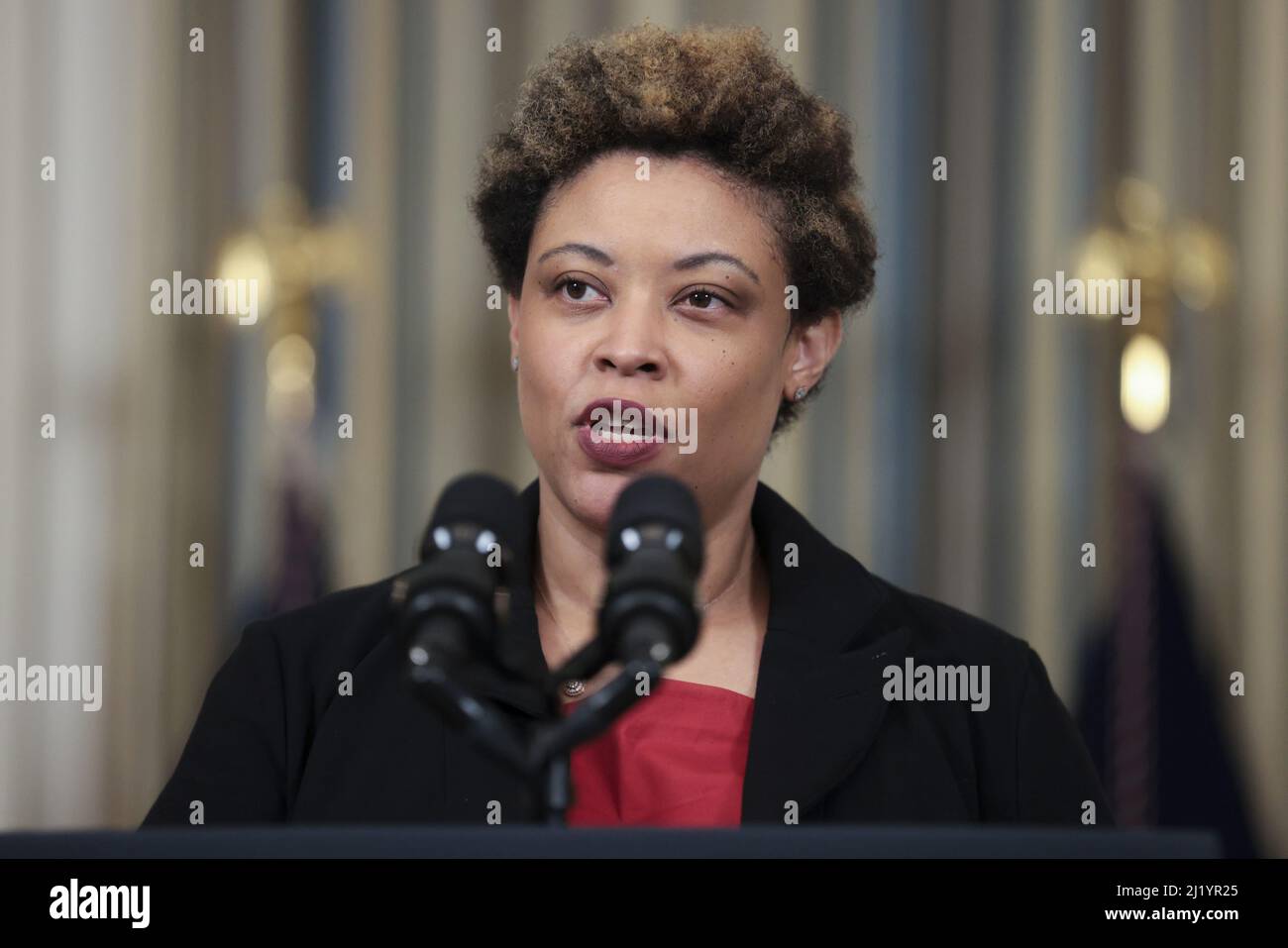Washington, Usa. 28. März 2022. Der Direktor des US-amerikanischen Büro für Management und Haushalt Shalanda Young spricht während einer Veranstaltung mit Präsident Joe Biden, um sein Budget für das Geschäftsjahr 2023 bekannt zu geben. Das plant, die Defizite im Laufe des nächsten Jahrzehnts um mehr als $1 Billionen zu verringern, die Sicherheit zu Hause und weltweit zu erhöhen und die erforderlichen Investitionen zu tätigen, um am Montag, dem 28. März 2022, in Washington, DC, ein besseres Amerika aufzubauen. Foto von Oliver Contreras/UPI Credit: UPI/Alamy Live News Stockfoto
