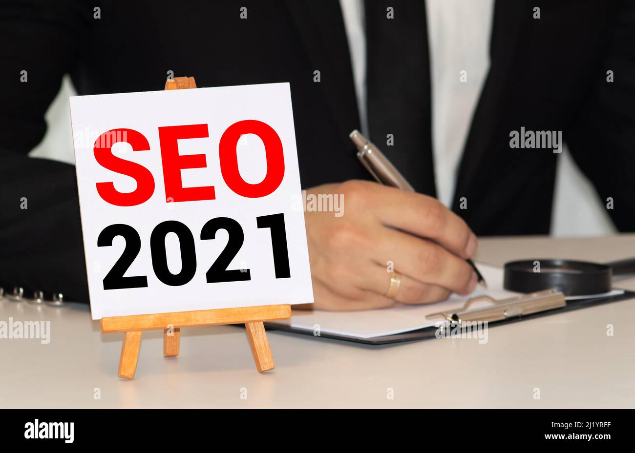 Business, Technologie, Internet und Netzwerkkonzept. Junge Geschäftsmann arbeitet auf einem virtuellen Bildschirm der Zukunft und sieht die Inschrift: 2021 Ziele Stockfoto