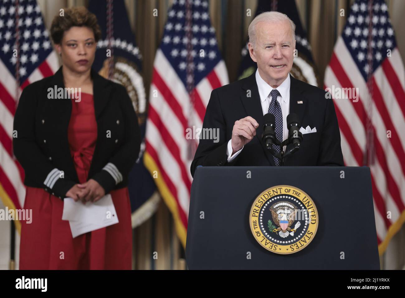 Washington, Usa. 28. März 2022. Der Direktor des U.S. Office of Management and Budget Shalanda Young (L) blickt auf Präsident Joe Biden, der sein Budget für das Geschäftsjahr 2023 ankündigt, das die Defizite im Laufe des nächsten Jahrzehnts um mehr als $1 Billionen reduzieren und die Sicherheit im eigenen Land und auf der ganzen Welt verbessern soll, Und die erforderlichen Investitionen zu tätigen, um am Montag, den 28. März 2022, in Washington, DC ein besseres Amerika aufzubauen. Foto von Oliver Contreras/UPI Credit: UPI/Alamy Live News Stockfoto