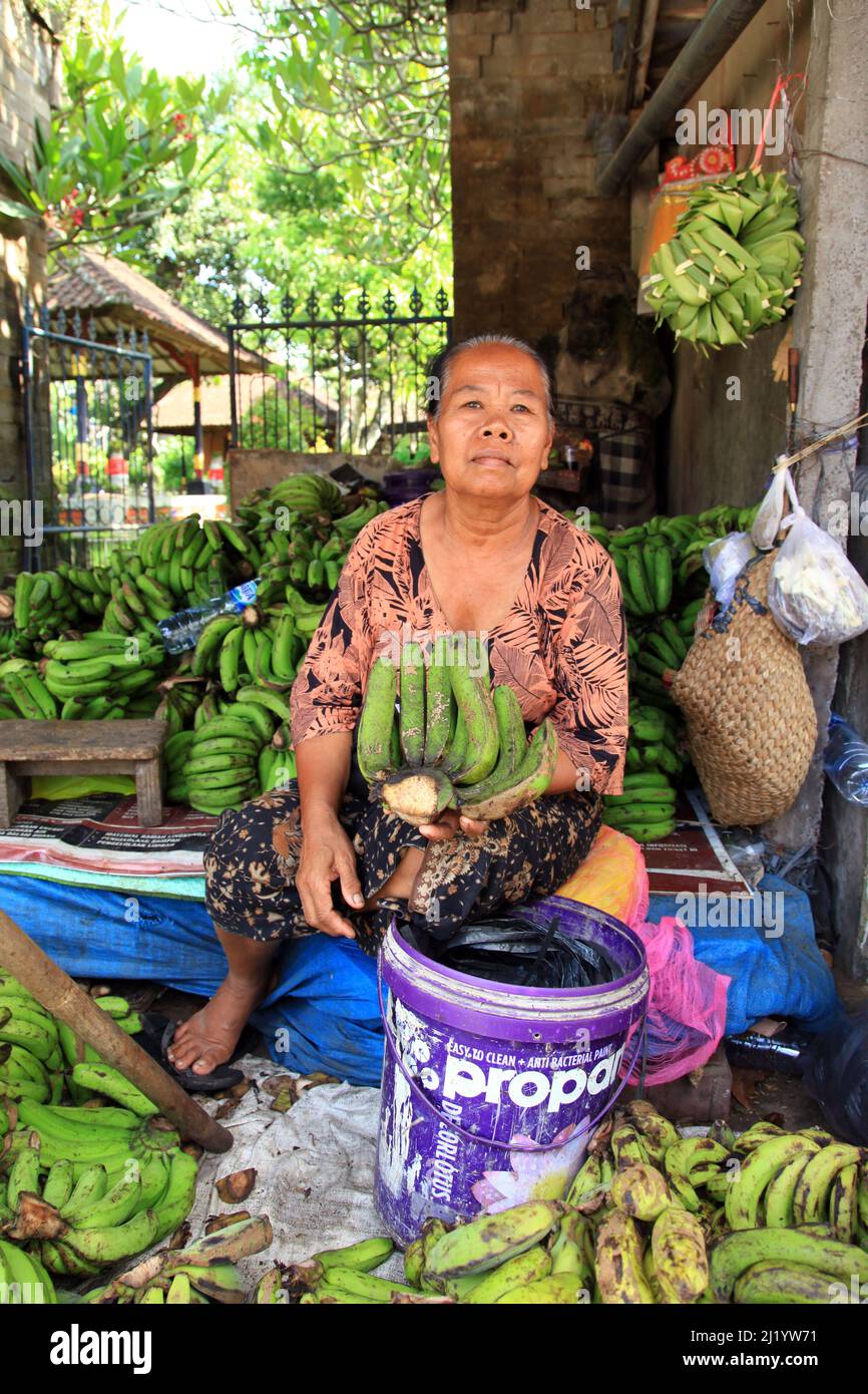 Ein lokaler Bananenverkäufer auf dem Sukawati Markt in Sukawati, Gianyar, Bali. Stockfoto