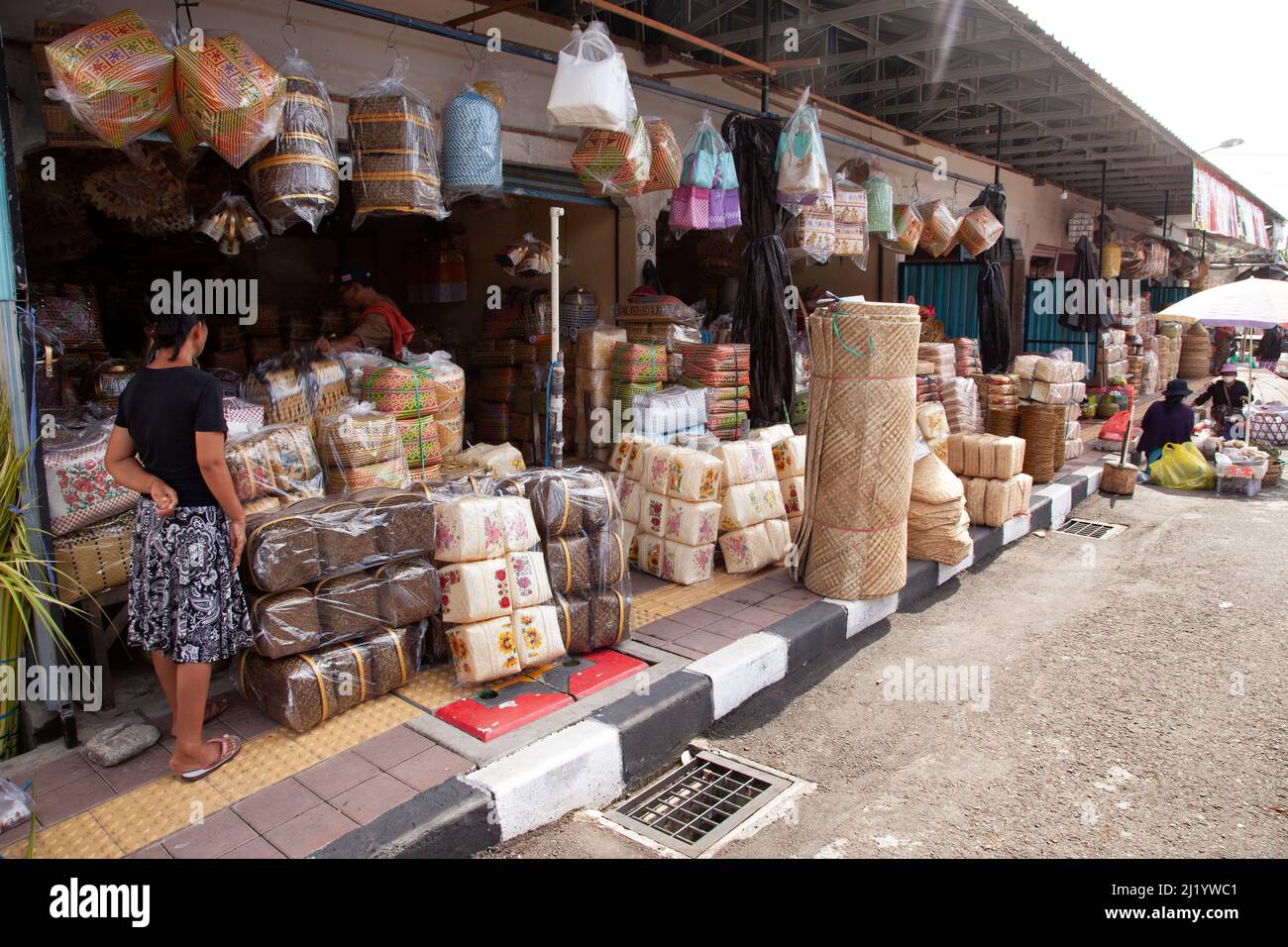 Eine Reihe von Geschäften, die Rattankörbe und -Waren im Sukawati Markt, Bali, Indonesien verkaufen. Stockfoto