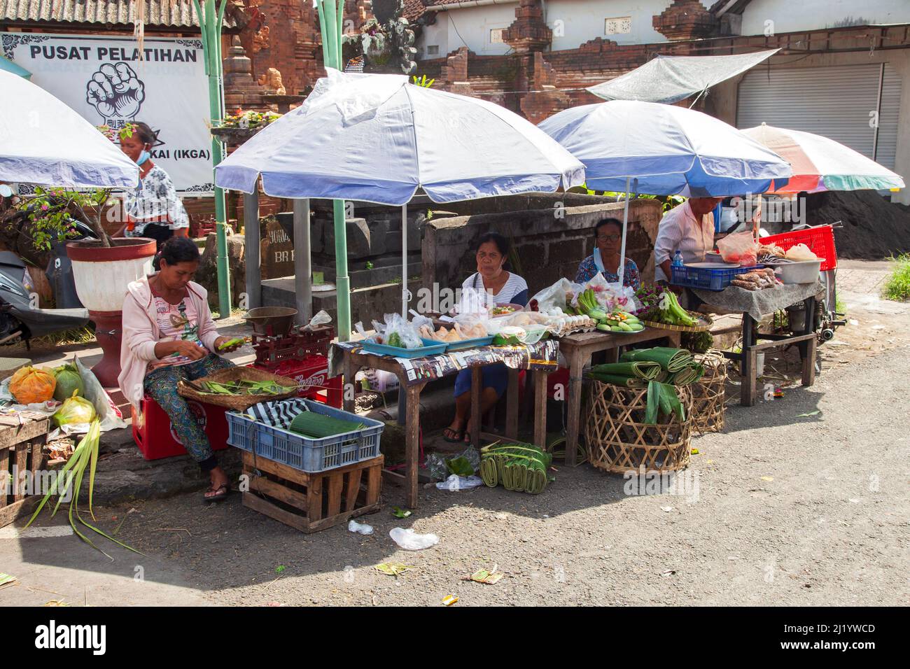 Balinesische Frauen verkaufen lokale Produkte auf dem Sukawati Markt, Bali, Indonesien. Stockfoto