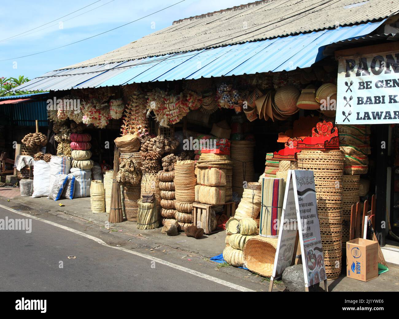 Ein lokaler Verkäufer, der Rattankörbe und -Hüte auf dem Sukawati Markt in Sukawati, Gianyar, Bali verkauft. Stockfoto