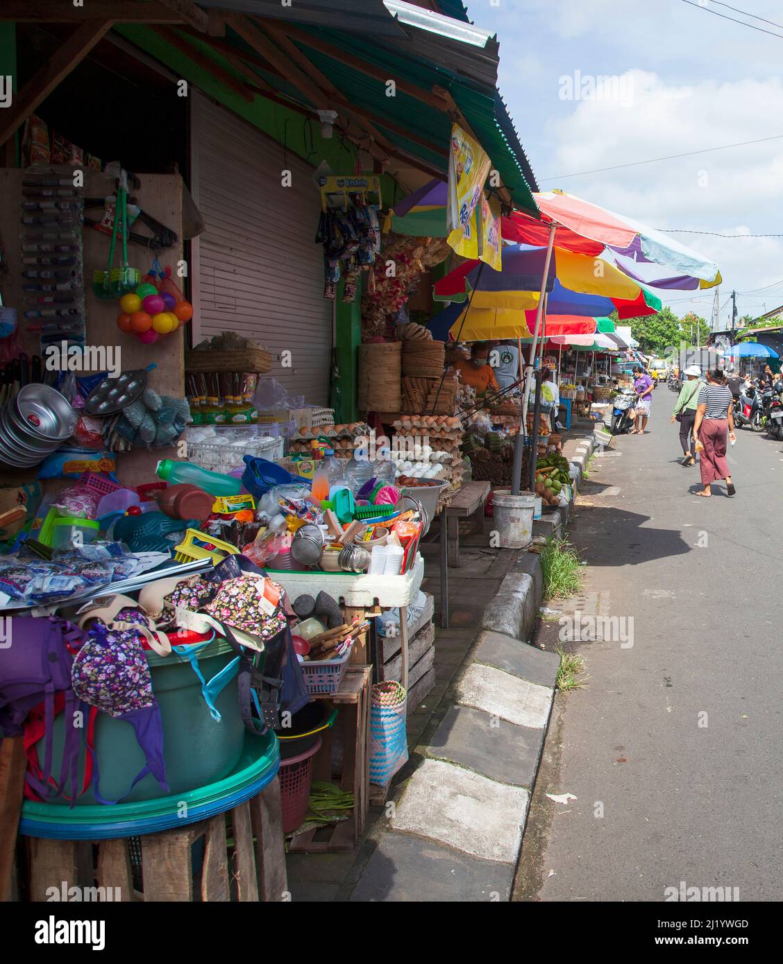Eine Straße voller Geschäfte, die Küchengeräte, Eier, Gemüse und viele andere im Sukawati Markt, Bali, Indonesien, verkaufen. Stockfoto