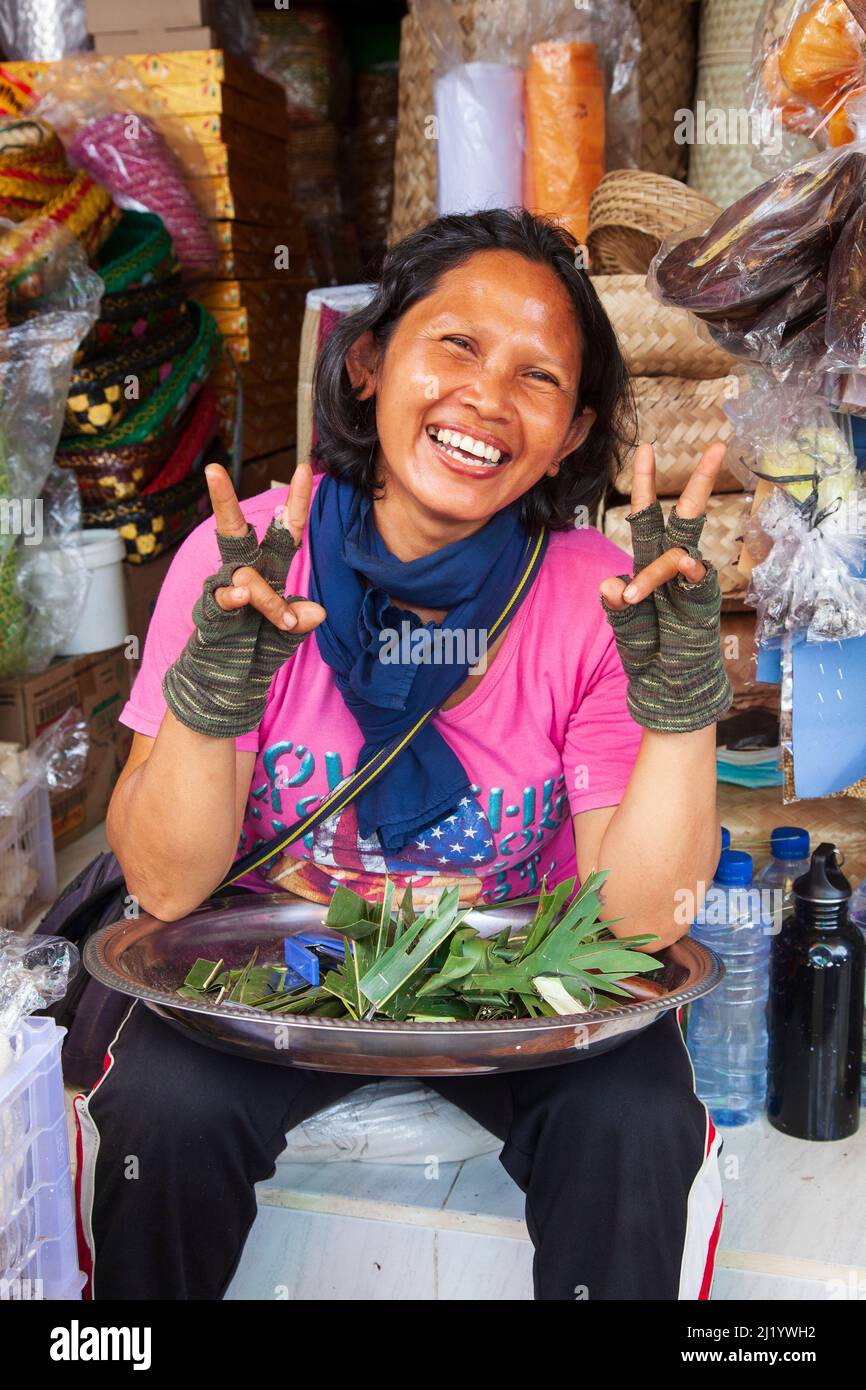 Eine balinesische Frau, die auf dem Sukawati Markt in Bali lächelt. Stockfoto