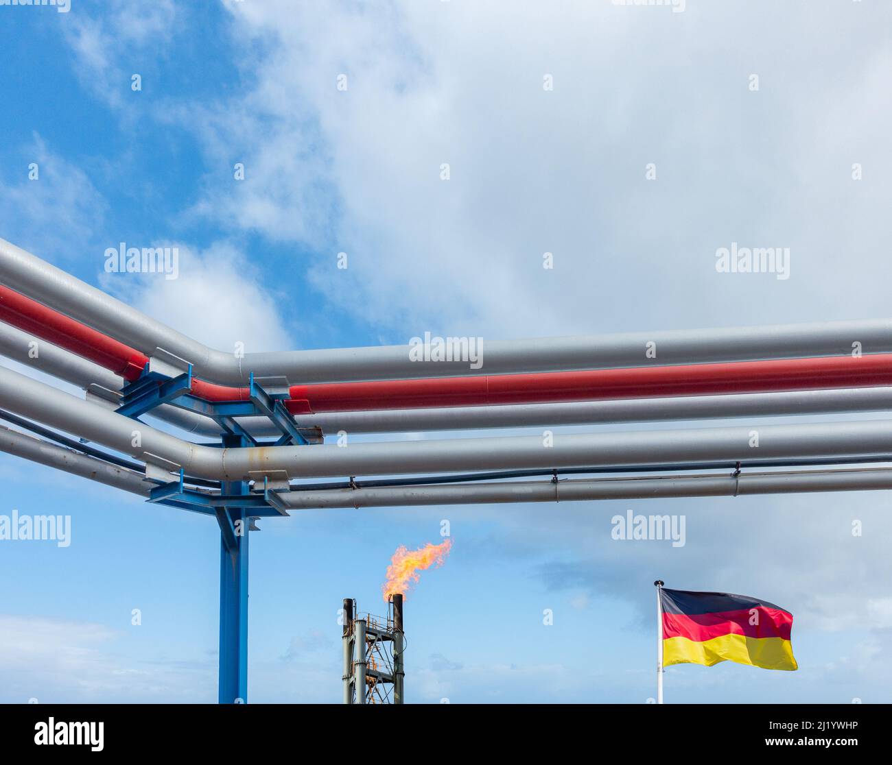 Flagge von Deutschland und Industriegasanlage Schornstein und Pipeline. Energiekrise, Russland, Ukraine-Konflikt, Nord Stream 2, Europa, Russisches Gas... Konzept Stockfoto