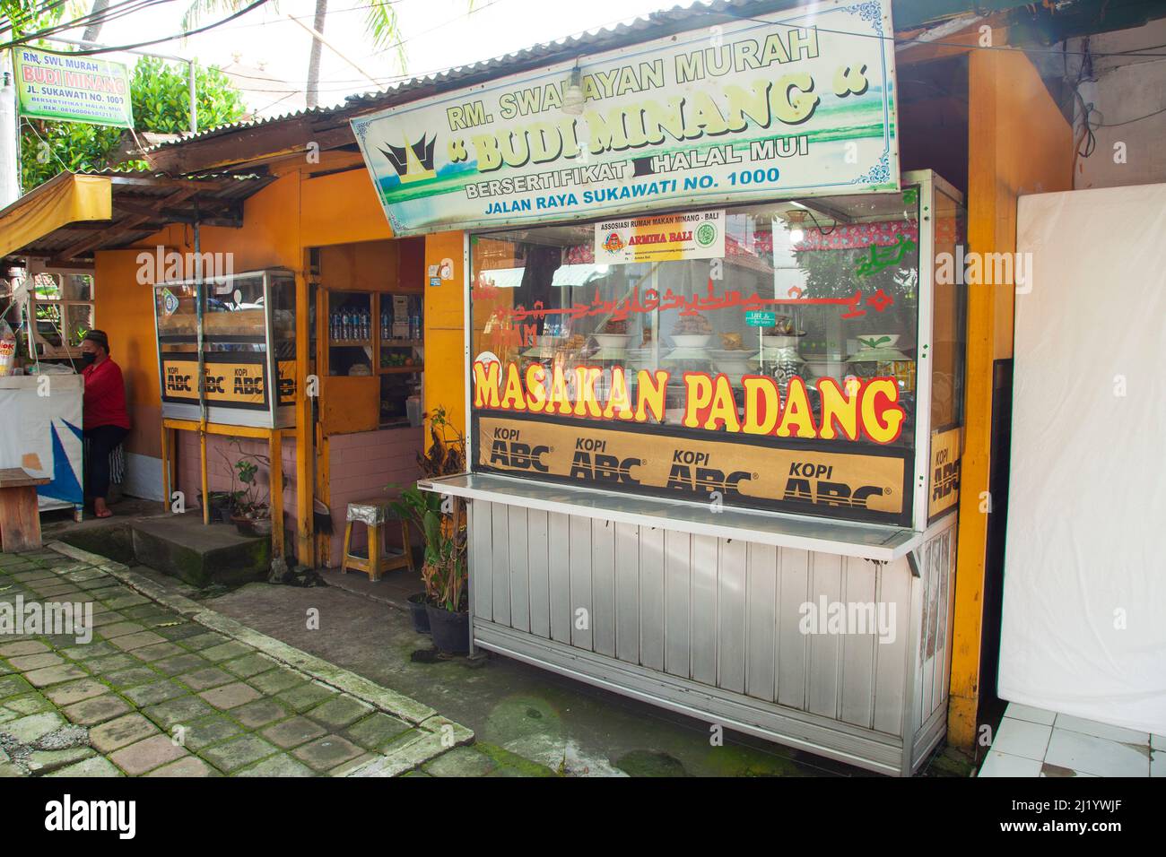 Ein Straßenrestaurant in Padang in Sukawati, Bali, Indonesien. Stockfoto