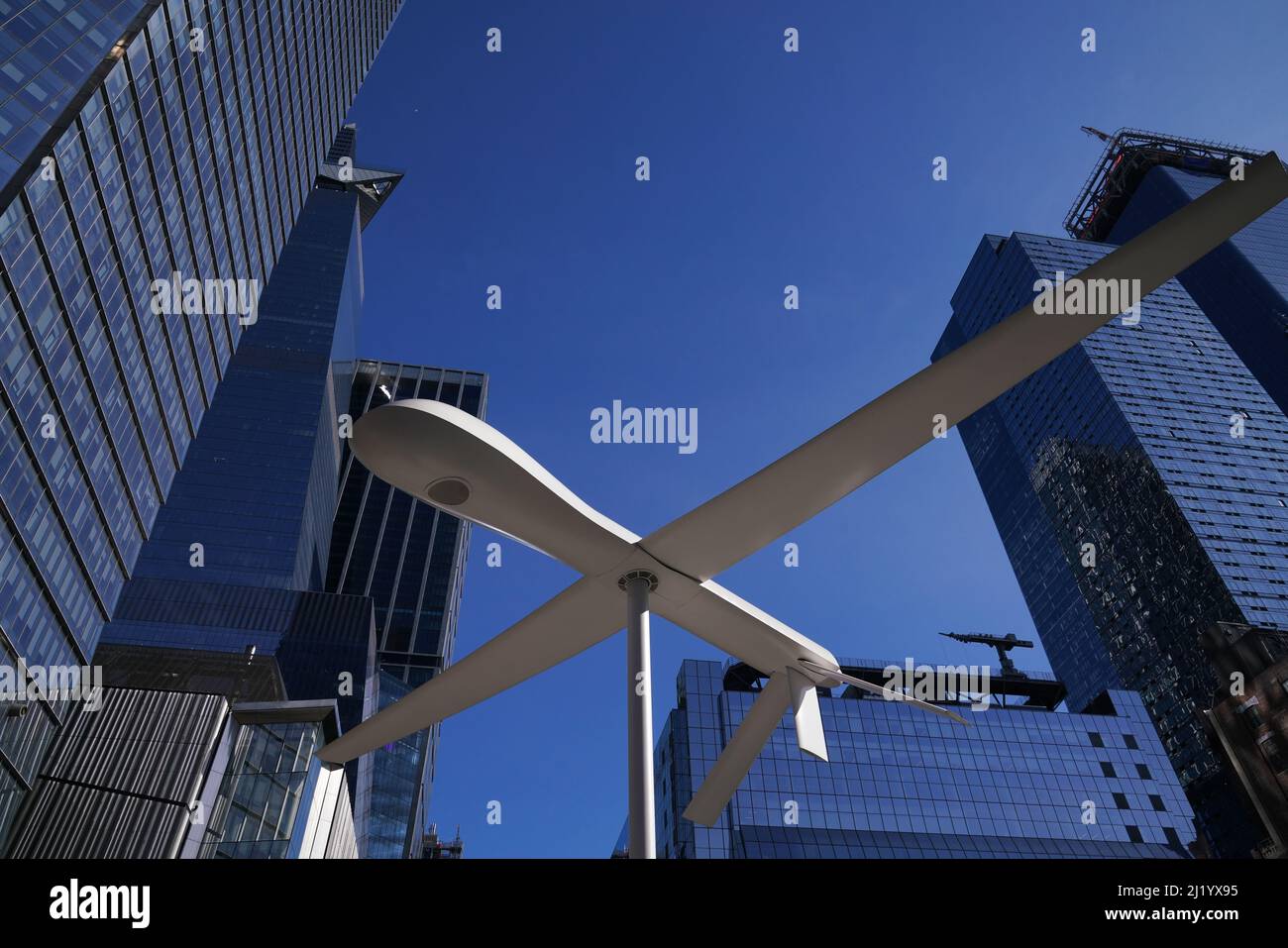 Untitled (Drone), eine großformatige Fiberglas-Skulptur einer abstrakten Drohne, High Line, New York. Der Künstler Sam Durant beschäftigt sich mit Fragen der Überwachung. Stockfoto