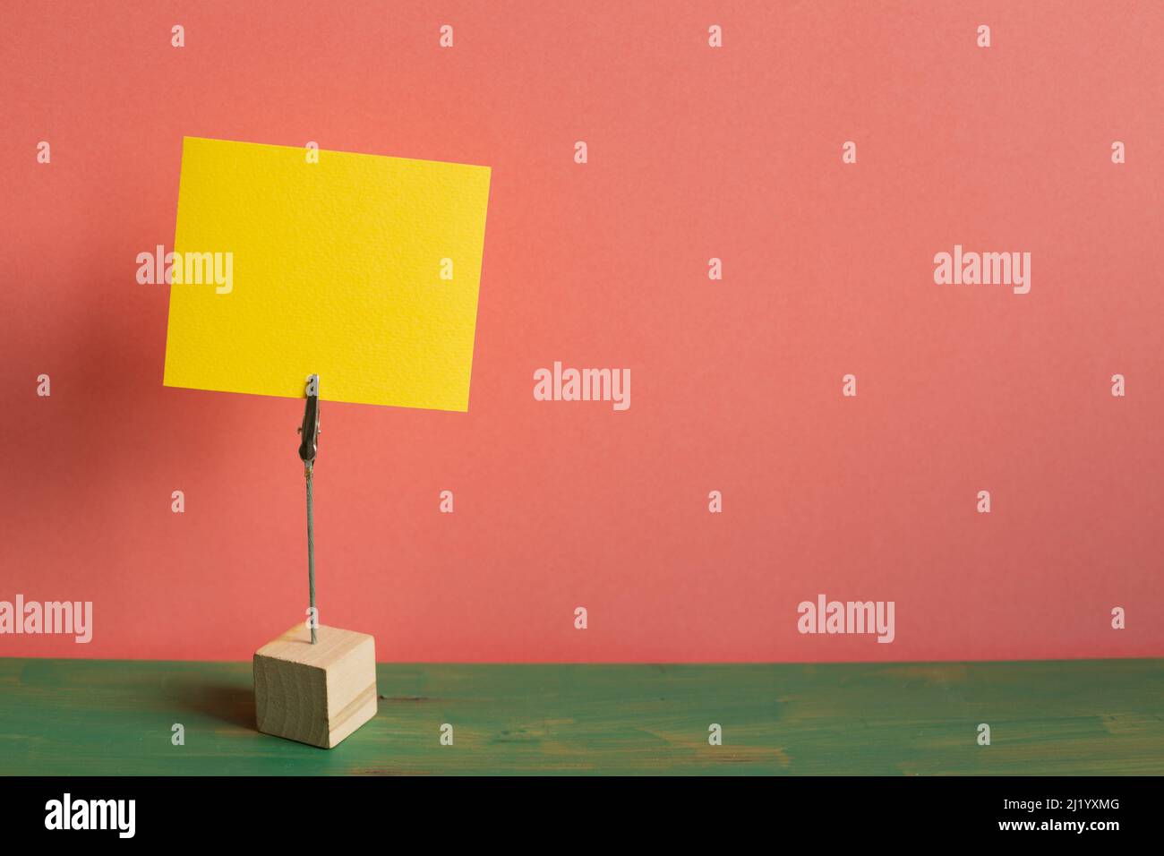 Clip Halter Karte stehen grüne Sonnenblume geformt und bunten Papier Sterne  auf dem Holztisch. Weißer Kunststoff leere Karte in der Morgensonne  Stockfotografie - Alamy