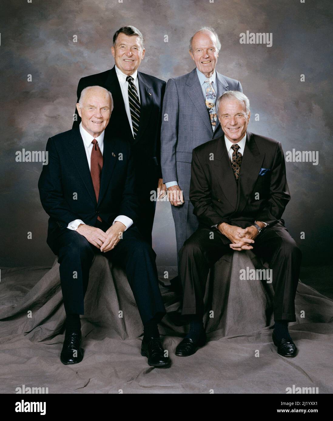 Die vier verbleibenden der ursprünglichen Mercury Seven atronaut s in einem Foto, das 1998 beim Gedenkgottesdienst für Alan Shepard aufgenommen wurde. Von links nach rechts: John Glenn, Walter Schirra, Gordon Cooper und Scott Screnter. Stockfoto