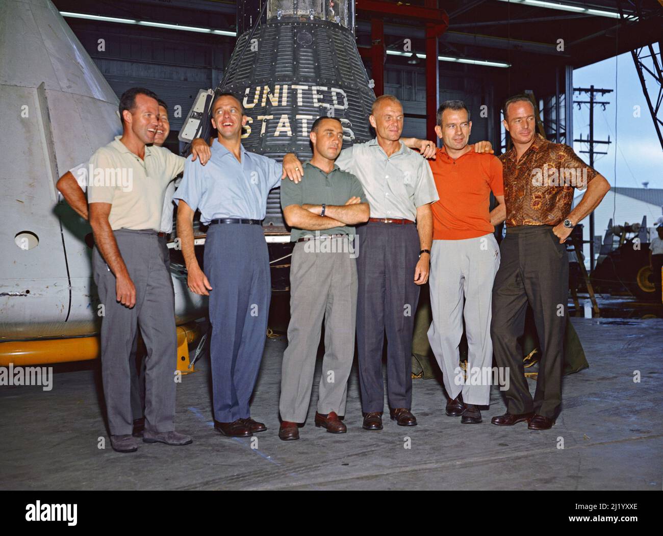 Die Mercury Seven astrobauts vor der Merkuy-Kapsel. Sie sind von links nach rechts: Gordon Cooper, Walter Schirra, Alan Shepard, Virgil Grissom, John Glenn, Donald Slayton und Scott Scilenter. Stockfoto