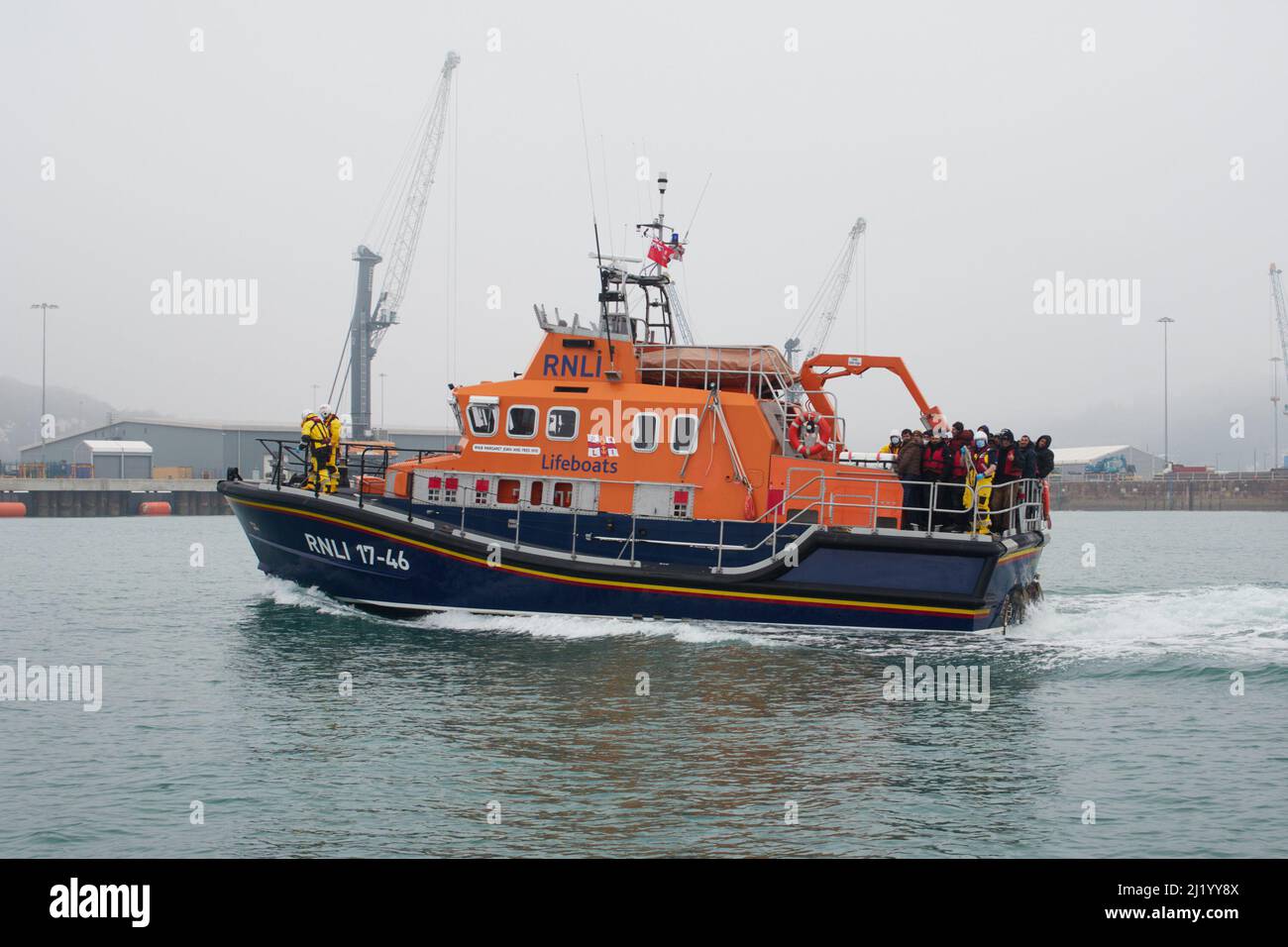 Dover, Kent, Großbritannien. 28.. März 2022: Migranten werden an einem kalten Misty-Tag vom RNLI-Rettungsboot am Hafen von Dover an Land gebracht, nachdem sie im Ärmelkanal gerettet wurden. Kredit: adp-Nachrichten/Alamy Live Nachrichten Stockfoto