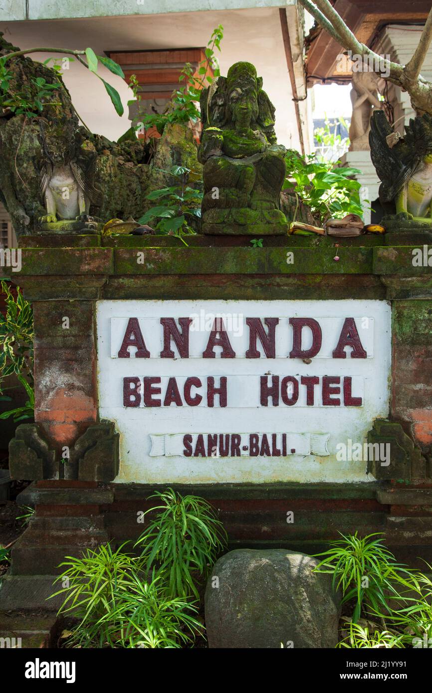 Ein Namensschild für das Ananda Beach Hotel in Nord-Sanur in Bali,  Indonesien Stockfotografie - Alamy