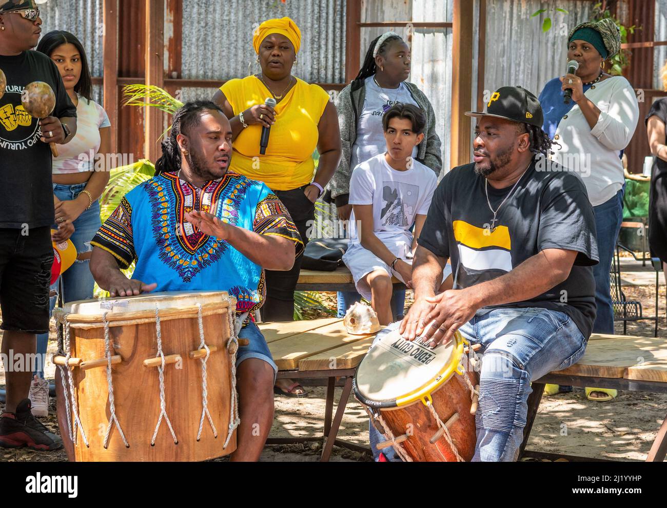 Grupo Yurumeina führt während des Garifuna Community Day im Music Box Village in New Orleans, Louisiana, USA, eine Trommelvorführung und einen Workshop durch. Stockfoto