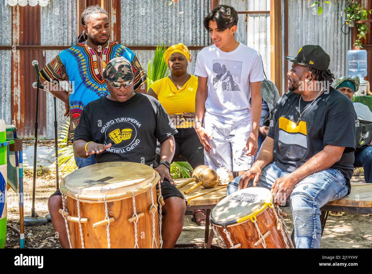 Grupo Yurumeina führt während des Garifuna Community Day im Music Box Village in New Orleans, Louisiana, USA, eine Trommelvorführung und einen Workshop durch. Stockfoto