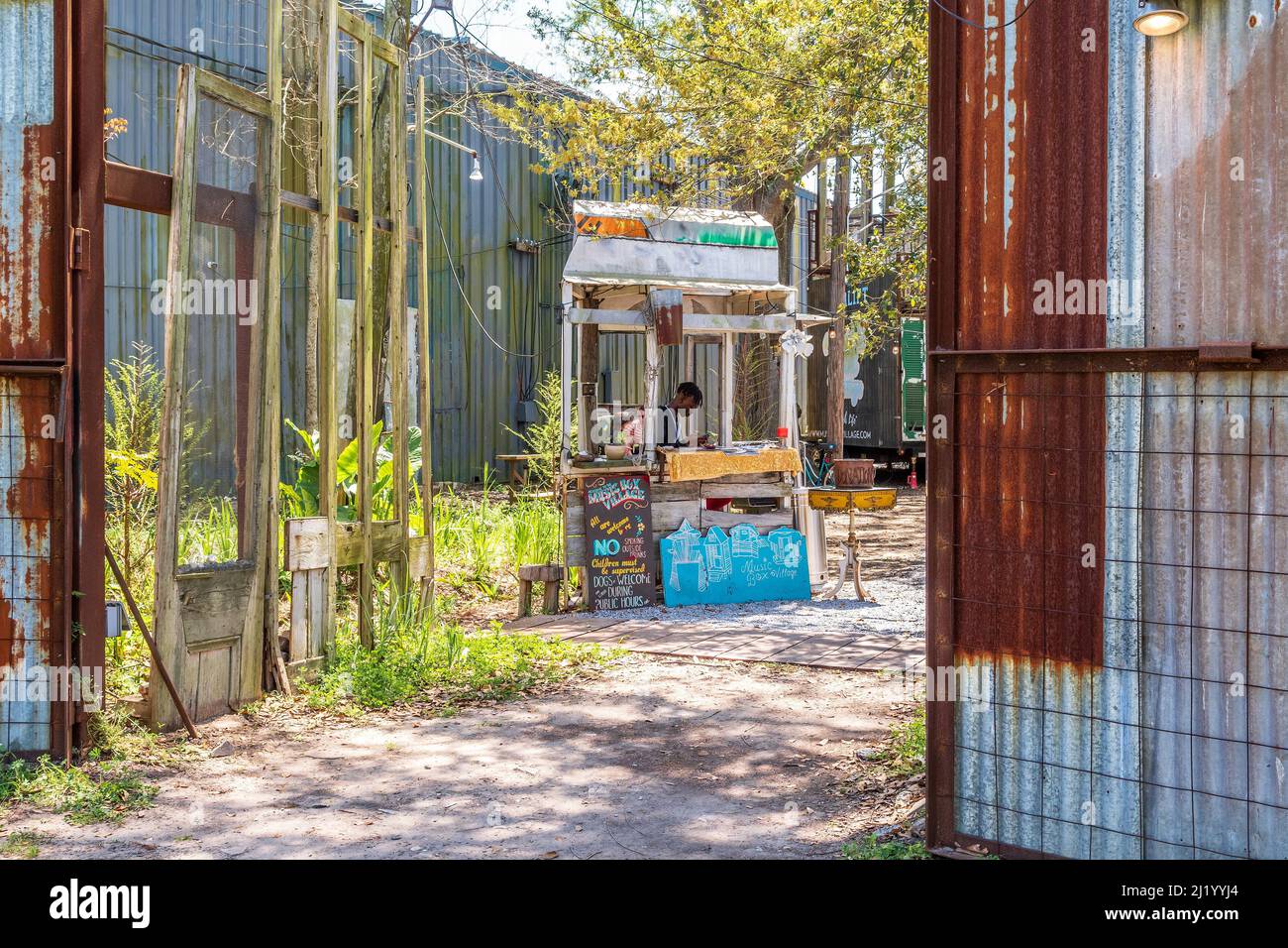 Eingang zum Music Box Village mit Kunst- und Musikaufführungs-Standort im Stadtteil Bywater von New Orleans, Louisiana, USA. Stockfoto