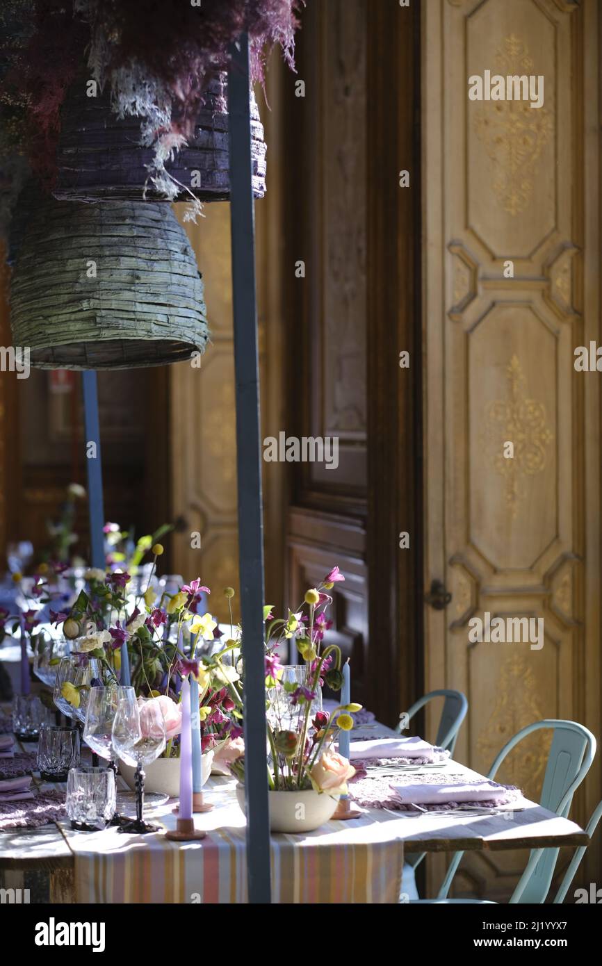 Blumenarrangement auf einem Tisch für Veranstaltung Stockfoto