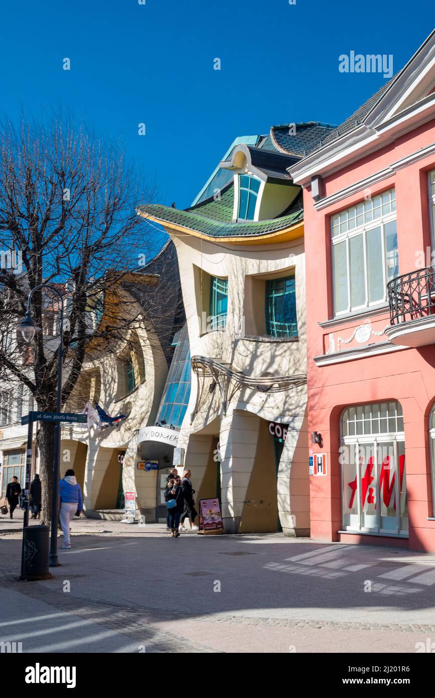 30. August 2020 - Danzig Polen. Ungewöhnliches rotes Gebäude Krzywy Domek tanzt auf der Einkaufsstraße in Sopot Stockfoto