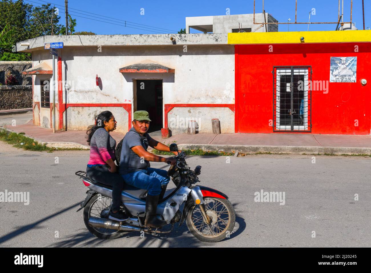 Mexikanisches Paar auf einem Motorrad, Yucatan Stockfoto