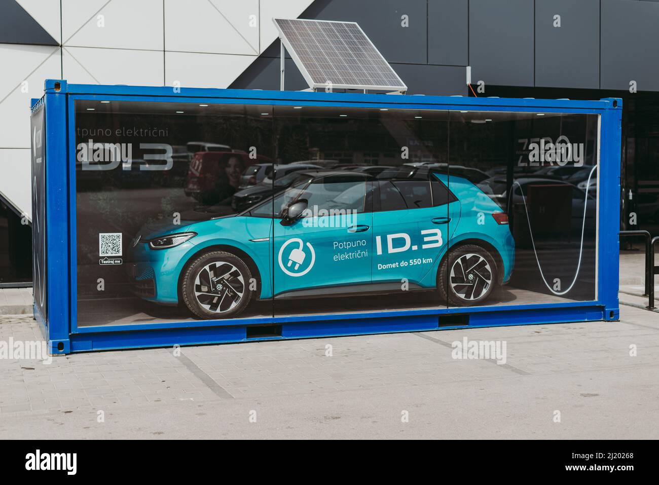 Sarajevo, Bosnien und Herzegowina - 21.03.2022: Volkswagen ID3 Probefahrt und Promotion vor dem Einkaufszentrum in Sarajevo Stockfoto