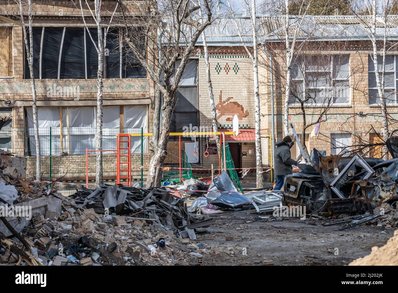 Následkem ruského bombardování bylo dne 18. března zničeno celé sidliště V Kyjevě. Poškozených je šest činžovnách domů, přihlehlá škola i školka. V mí Stockfoto