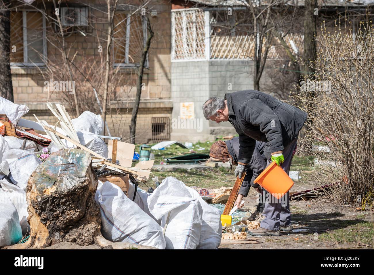 Následkem ruského bombardování bylo dne 18. března zničeno celé sidliště V Kyjevě. Poškozených je šest činžovnách domů, přihlehlá škola i školka. V mí Stockfoto