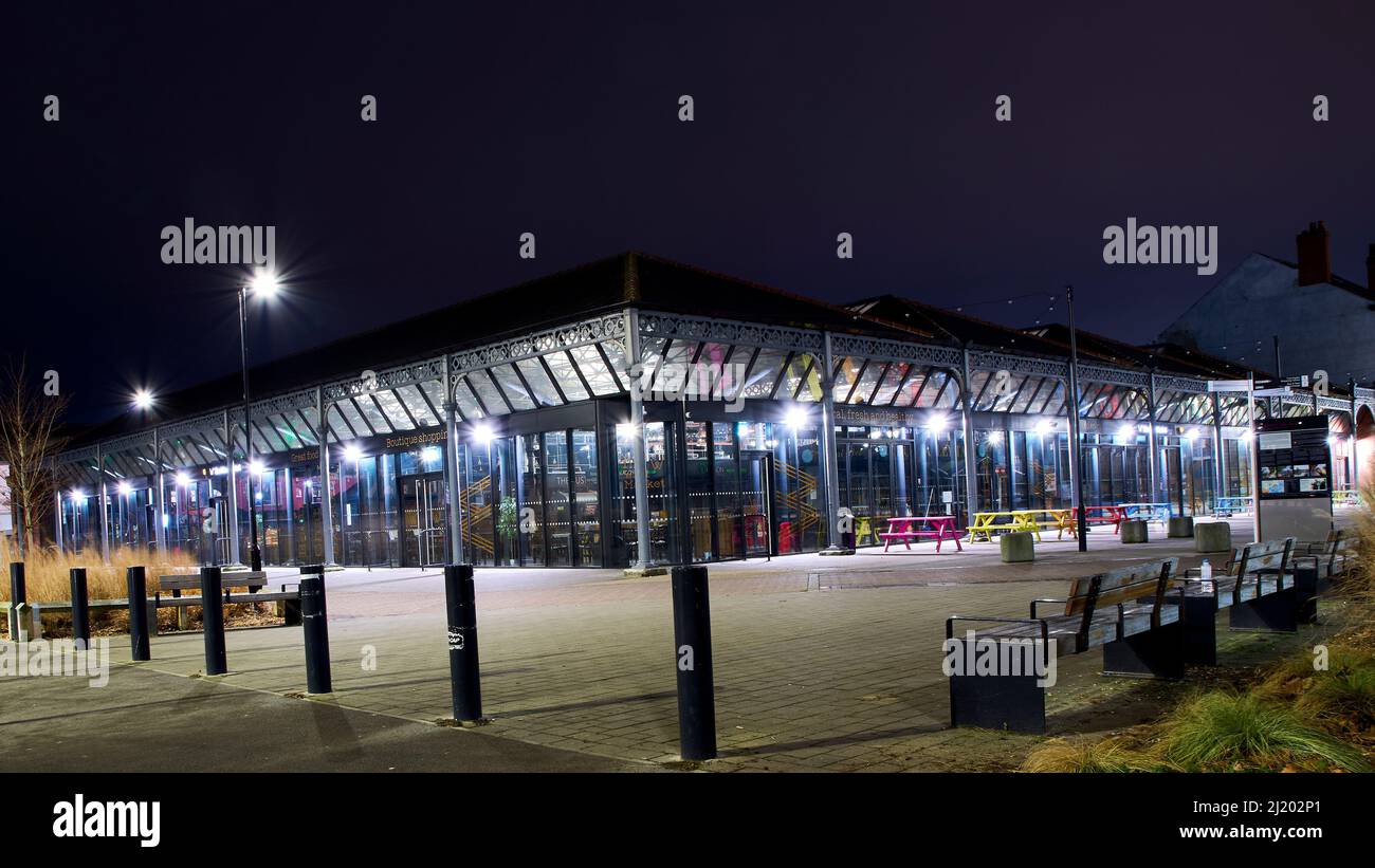 Glasfassade des neuen Ausstellungspavillons in Doncaster UK - Blick aus der Ecke, Perspektive Stockfoto