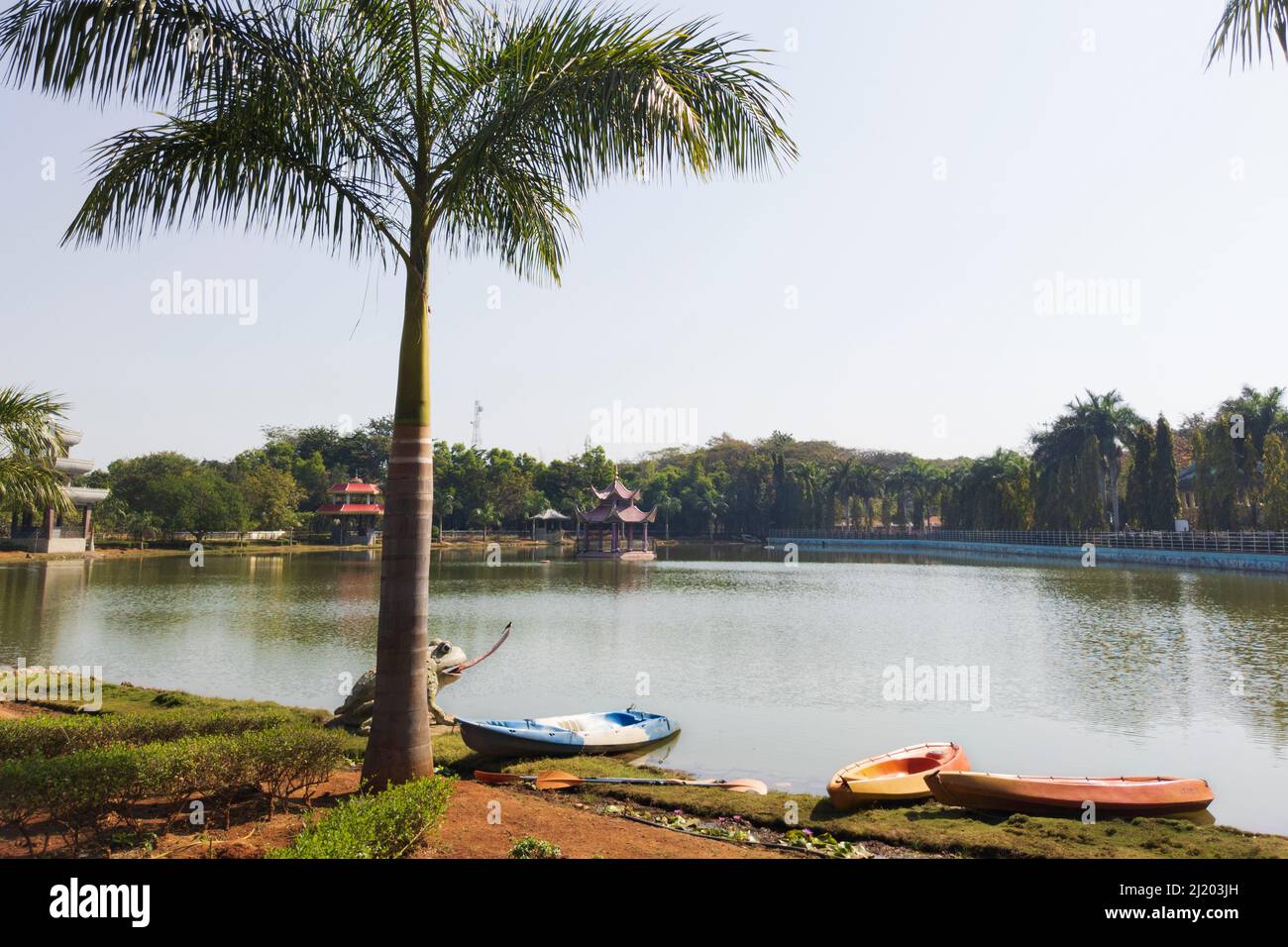 Schöne Bootsansicht in Silver Lake Almatti Garten: Almatti-Bagalkot, Karnataka, Indien-Januar 31,2022 Stockfoto