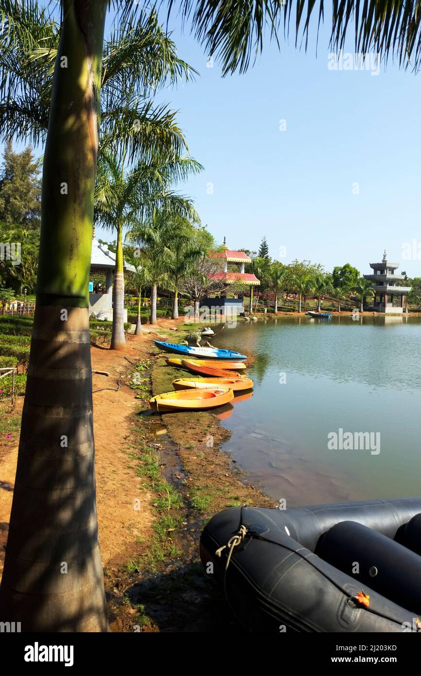 Schöne Aussicht auf den Silbersee im vertikalen Rahmen: Almatti-Bagalkot, Karnataka, Indien-Januar 31,2022 Stockfoto