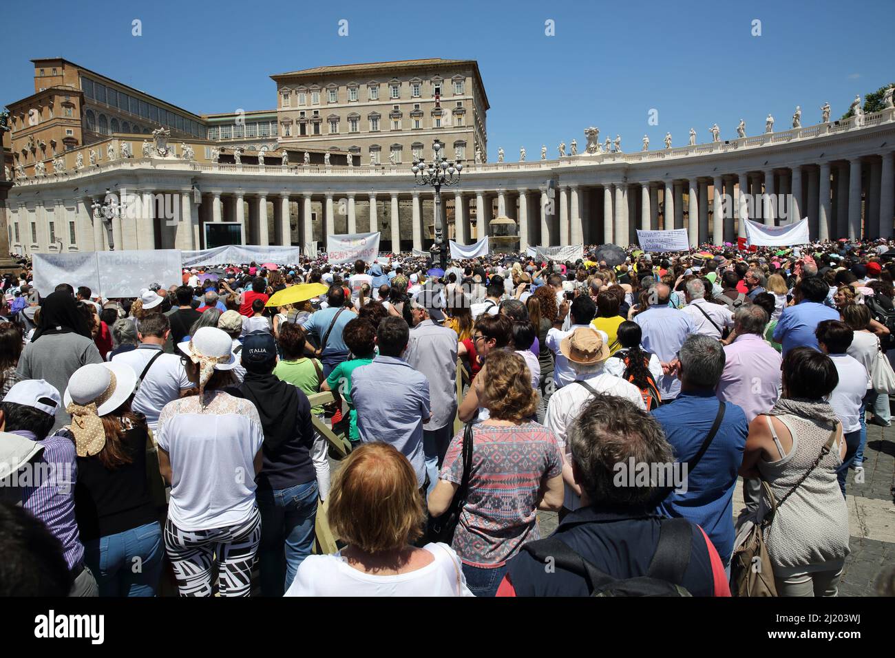 Vatikanstadt. Petersplatz. An einem Sonntagmorgen versammelten sich auf dem Petersplatz im Vatikan Menschenmassen, um Papst Franziskus zu hören. Stockfoto