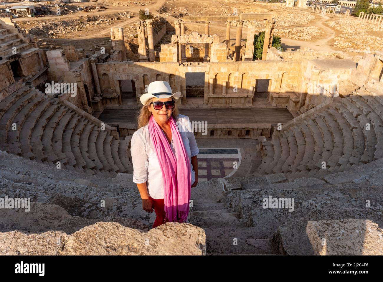 Eine Besucherin im Northern Theatre, den römischen Ruinen von Jerash, Jerash, Jordanien. Stockfoto