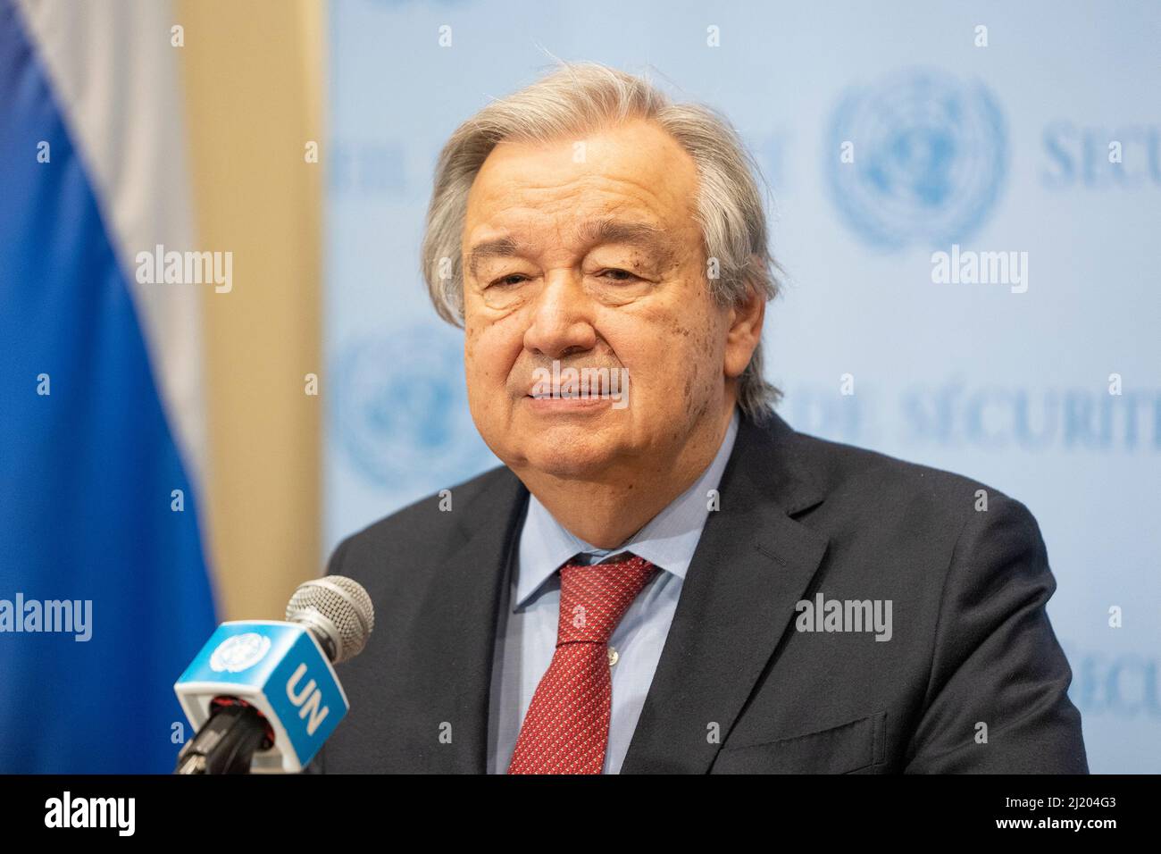 New York, Usa. 28. März 2022. Generalsekretär Antonio Guterres spricht vor Reportern über die Lage in der Ukraine im Hauptquartier der Vereinten Nationen. Der Generalsekretär kündigte an, dass Martin Griffiths, der Koordinator unserer humanitären Arbeit weltweit, unverzüglich mit den beteiligten Parteien die möglichen Vereinbarungen und Vereinbarungen für einen humanitären Waffenstillstand in der Ukraine ausloten werde. Er erklärte ausdrücklich, dass diese Krise nicht humanitär, sondern politisch sei. (Foto von Lev Radin/Pacific Press) Quelle: Pacific Press Media Production Corp./Alamy Live News Stockfoto