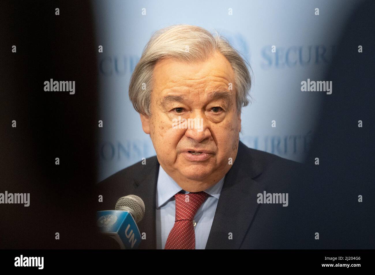 New York, Usa. 28. März 2022. Generalsekretär Antonio Guterres spricht vor Reportern über die Lage in der Ukraine im Hauptquartier der Vereinten Nationen. Der Generalsekretär kündigte an, dass Martin Griffiths, der Koordinator unserer humanitären Arbeit weltweit, unverzüglich mit den beteiligten Parteien die möglichen Vereinbarungen und Vereinbarungen für einen humanitären Waffenstillstand in der Ukraine ausloten werde. Er erklärte ausdrücklich, dass diese Krise nicht humanitär, sondern politisch sei. (Foto von Lev Radin/Pacific Press) Quelle: Pacific Press Media Production Corp./Alamy Live News Stockfoto