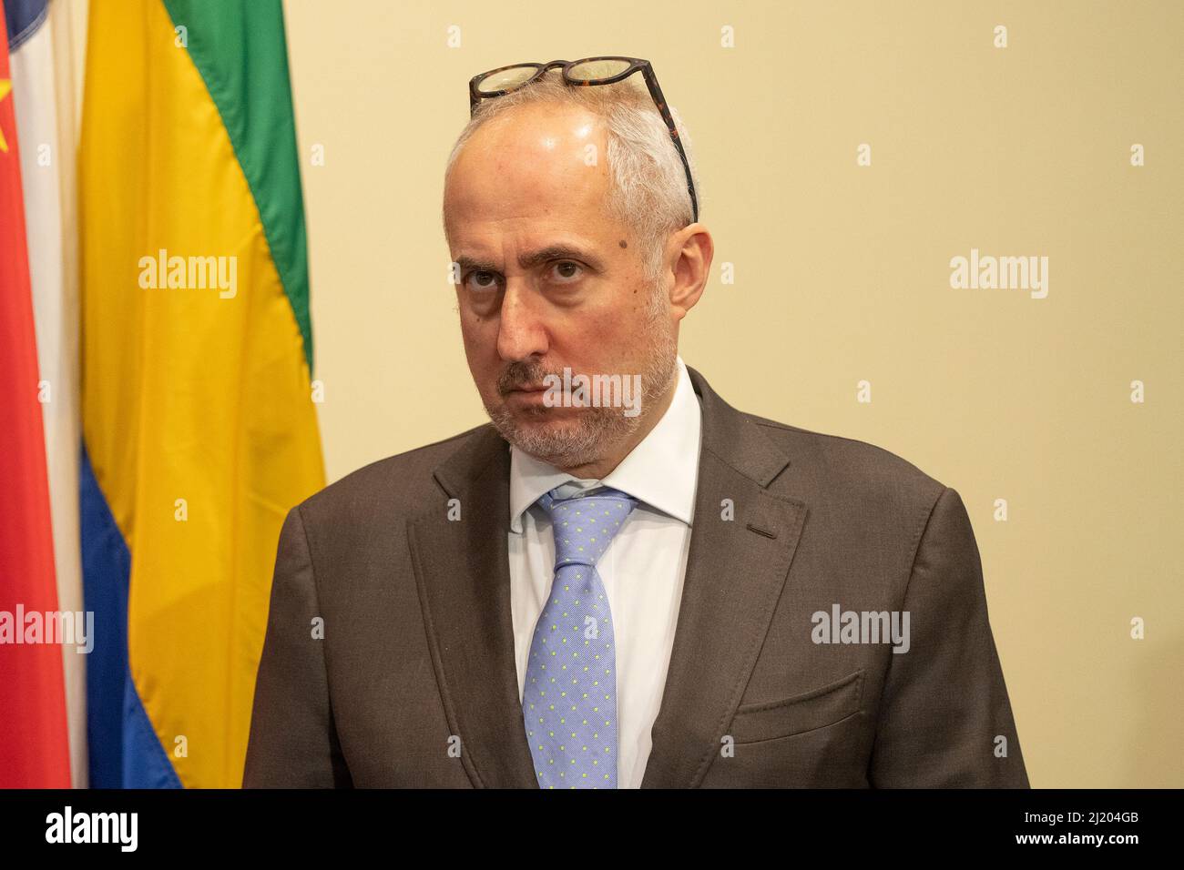 Der Sprecher des Generalsekretärs, Stephane Dujarric, nimmt an der Rede von Generalsekretär Antonio Guterres vor Reportern über die Lage in der Ukraine im Hauptquartier der Vereinten Nationen Teil. Der Generalsekretär kündigte an, dass Martin Griffiths, der Koordinator unserer humanitären Arbeit weltweit, unverzüglich mit den beteiligten Parteien die möglichen Vereinbarungen und Vereinbarungen für einen humanitären Waffenstillstand in der Ukraine ausloten werde. Er erklärte ausdrücklich, dass diese Krise nicht humanitär, sondern politisch sei. (Foto von Lev Radin/Pacific Press) Stockfoto