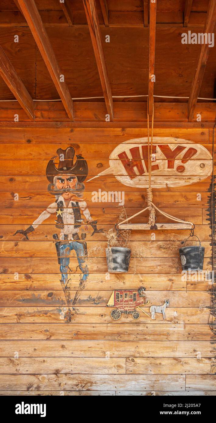 Las Vegas, Nevada, USA - 23. Februar 2010: Red Rock Canyon Conservation Area. Gemälde von bunten Cowboy Figur schreiend Hey auf braunen Brettern in der Scheune. Stockfoto