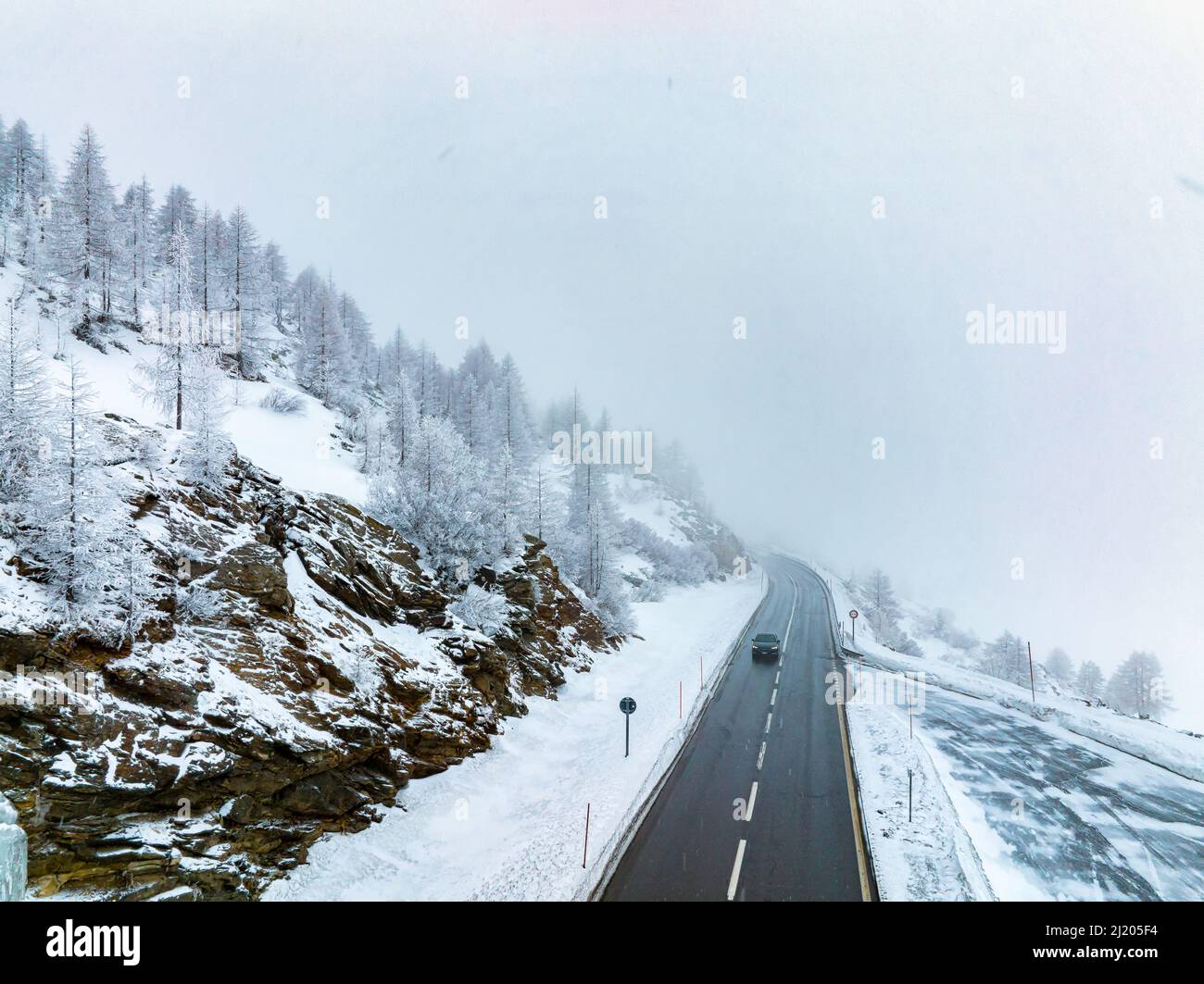 Luftaufnahme der leeren Bergstraße an einem bewölkten Wintertag Stockfoto