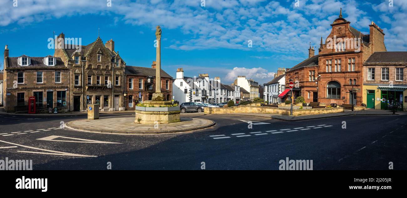Melrose Stadtzentrum mit dem Mercat (Marktkreuz) am Ufer des Flusses Tweed, Scottish Borders, Schottland, Großbritannien Stockfoto