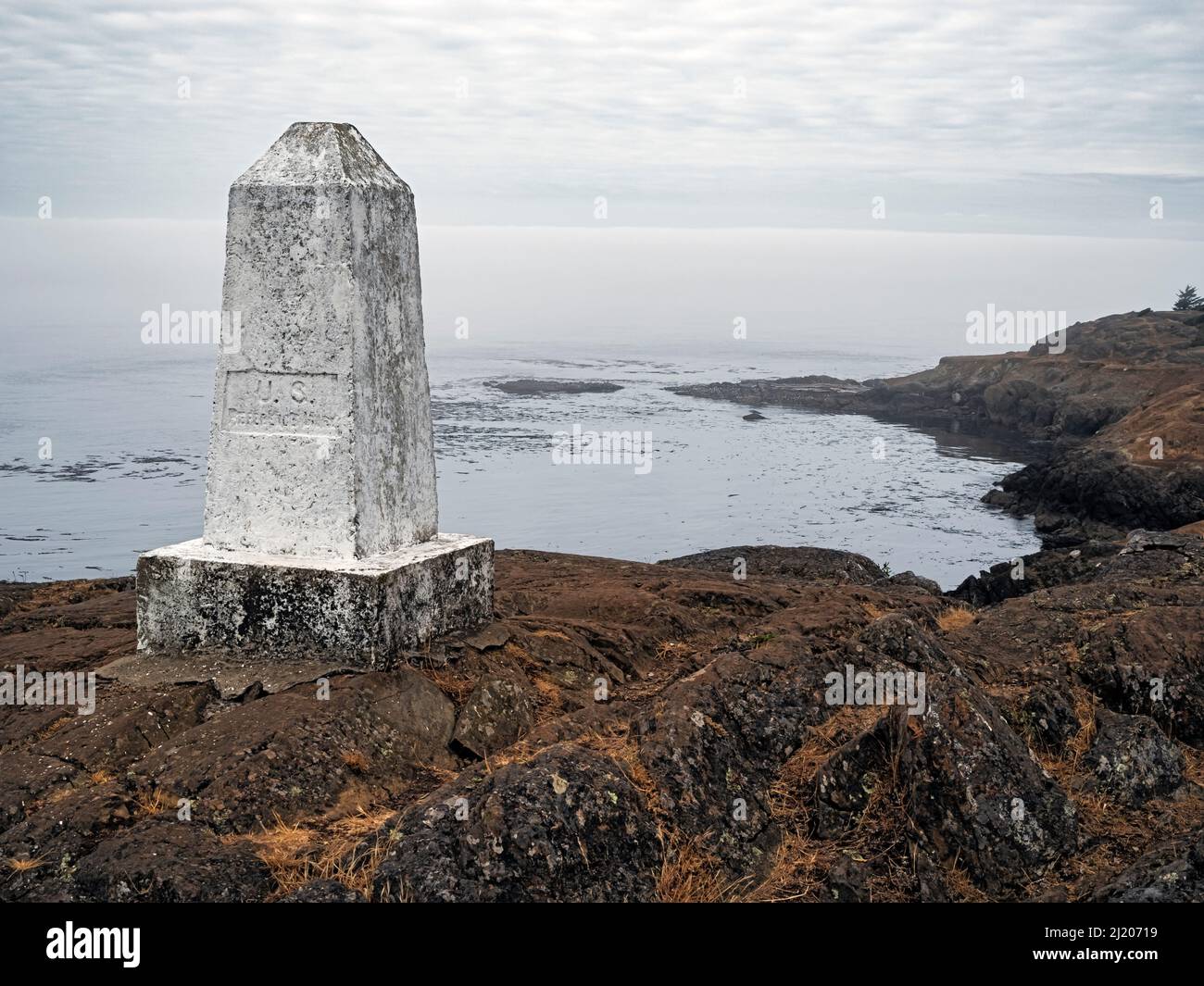 WA21193-00...WASHINGTON - Denkmal zur Anerkennung des Grenzvertrages von 1908 zwischen den USA und Kanada an der Küste von Lopez Island in der Nähe von Iceberg Point. Stockfoto