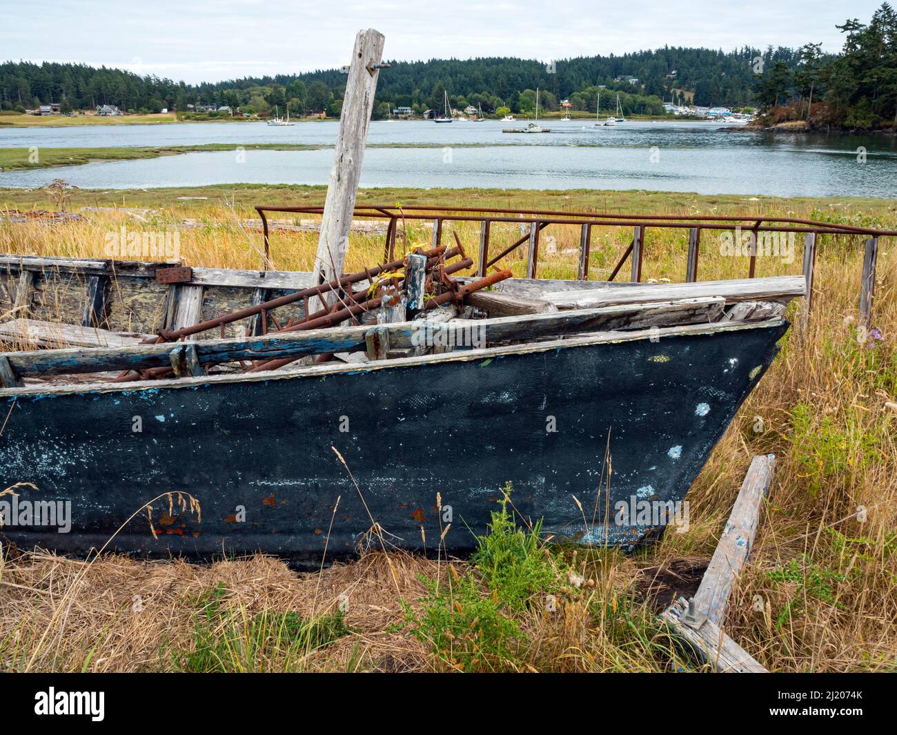 WA21201-00...WASHINGTON - ein verlassenes Fischerboot im Spit Preserve an der Fisherman Bay in der Nähe von Lopez Village auf Lopez Island. Stockfoto