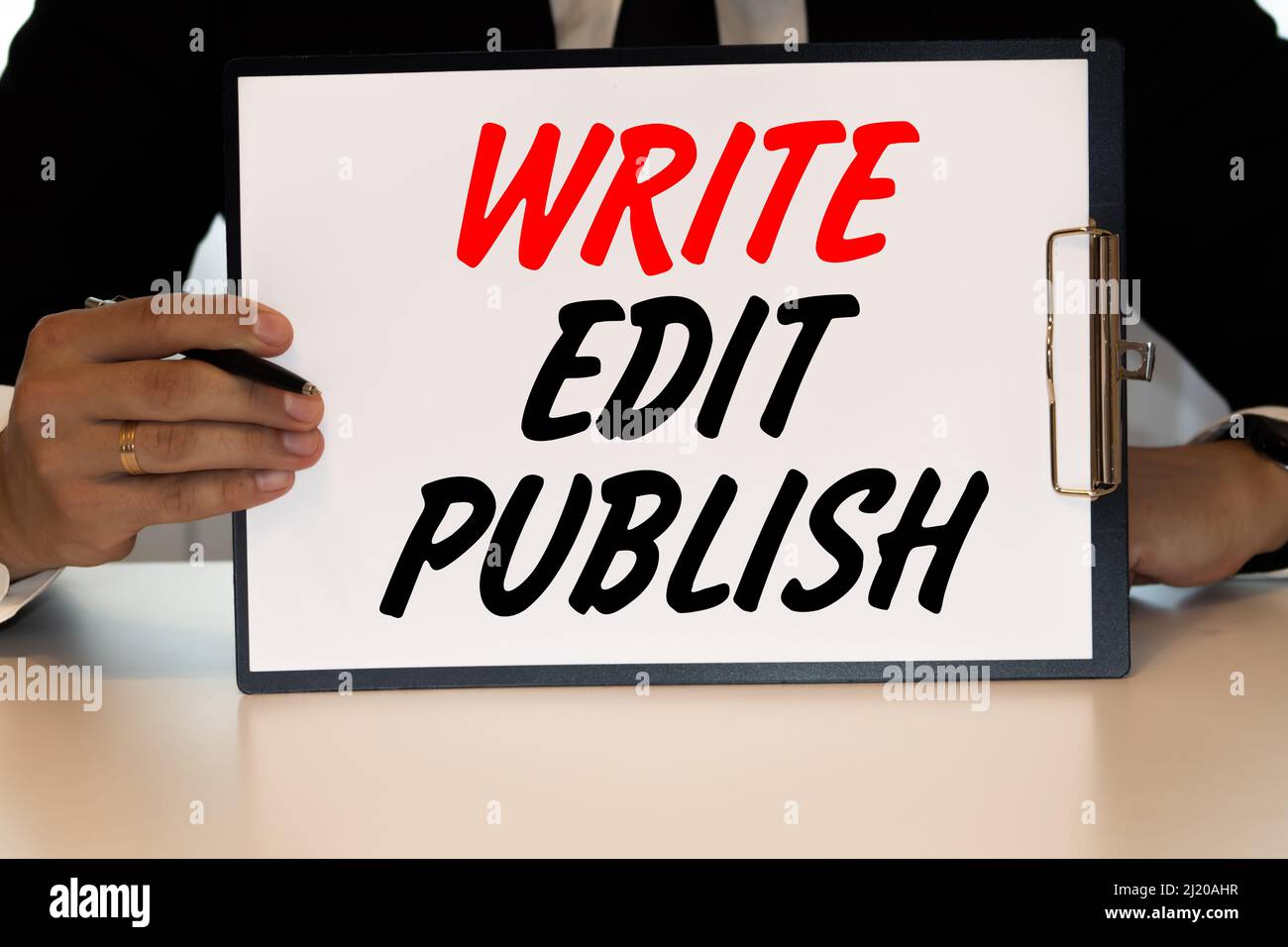 Handschrift Text selbst veröffentlichen. Begriff Sinne Veröffentlicht arbeiten selbständig und auf eigene Kosten Indie Thema Öffnen Sie Notizbuch Seite zerknittert Papier zerrissen Stockfoto