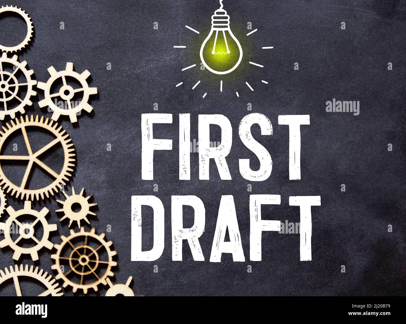 Schwarzes Notizbuch, Stift auf rotem Kopierraum-Hintergrund, gelbe Haftnotiz mit Text ERSTER ENTWURF, bezieht sich auf Autor, der die erste Version des Buches beendet, manuscr Stockfoto