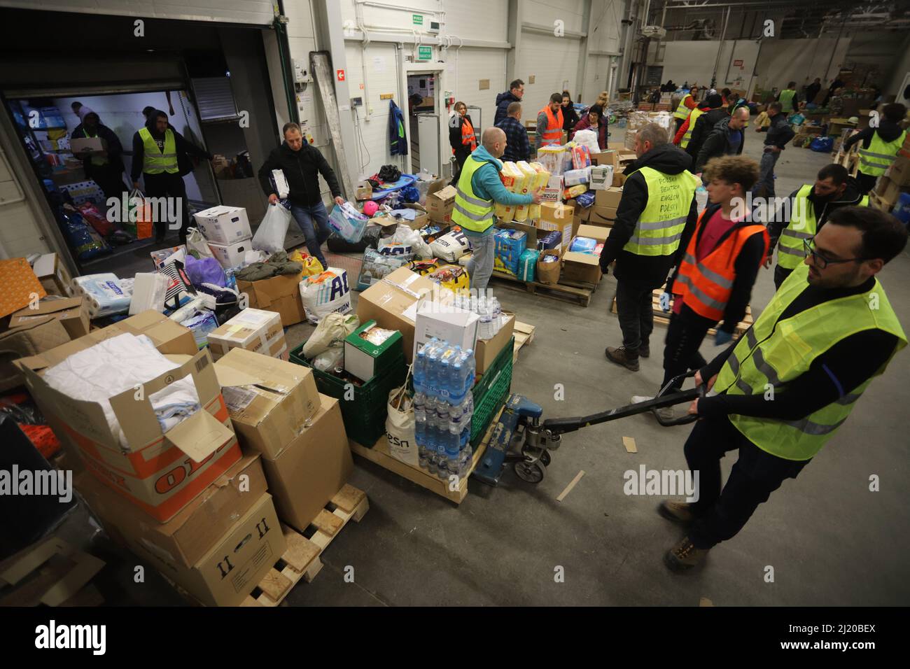 05.03.2022, Polen, Podkarpackie, Przemysl - Ukraine Krieg: Logistikzentrum für Hilfsgüter für Flüchtlinge in der Stadt nahe der polnisch-ukrainischen Grenze. Stockfoto