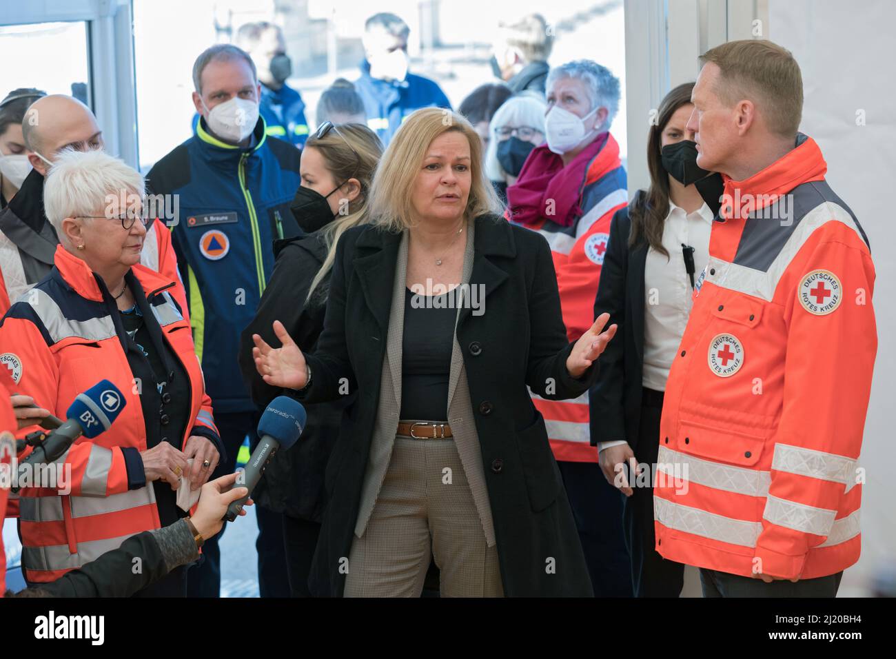 24.03.2022, Deutschland, Berlin, Berlin - DRK-Notunterkünfte für ukrainische Kriegsflüchtlinge auf dem Asphalt des ehemaligen Flughafens Berlin-Tegel. Präsident von Stockfoto