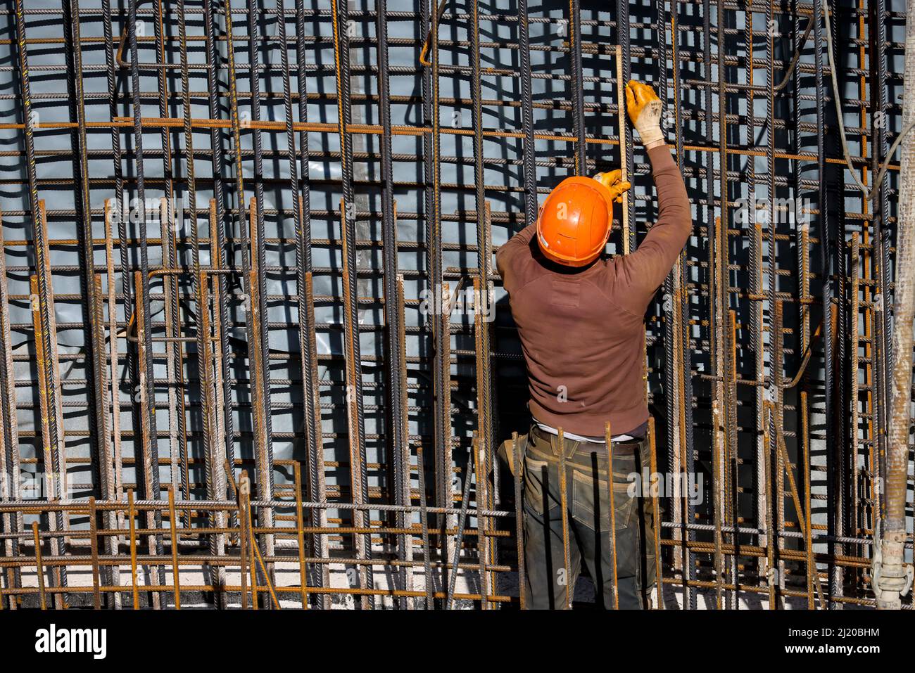 22.03.2022, Deutschland, Nordrhein-Westfalen, Essen - Bauindustrie, Bauarbeiter arbeiten auf einer Baustelle. Iron Traversen ist eine Berufsbezeichnung Stockfoto