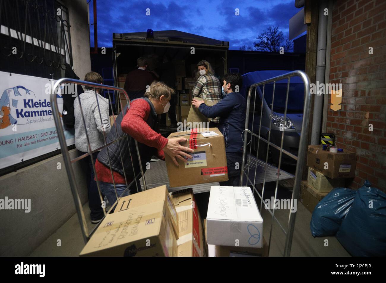 15.03.2022, Deutschland, Nordrhein-Westfalen, Sprockhoevel - Ukraine Krieg: Freiwilligeninitiative packt Hilsgueter für den Transport in die Ukraine. 0MM220315D001 Stockfoto