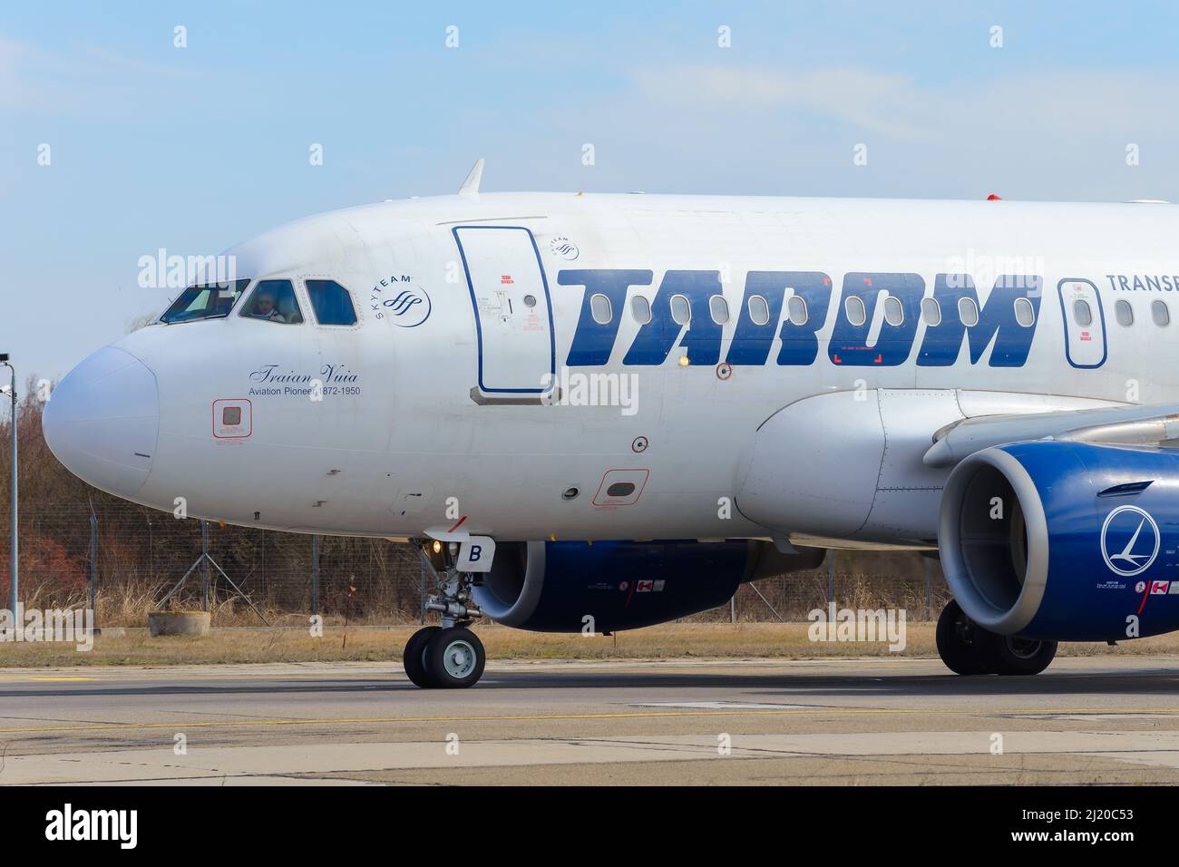 Flugzeuge DES TYPS TAROM Airbus A318 am Flughafen Bukarest. Flugzeug des rumänischen Luftverkehrs. Nationale Fluggesellschaft Rumäniens. Stockfoto
